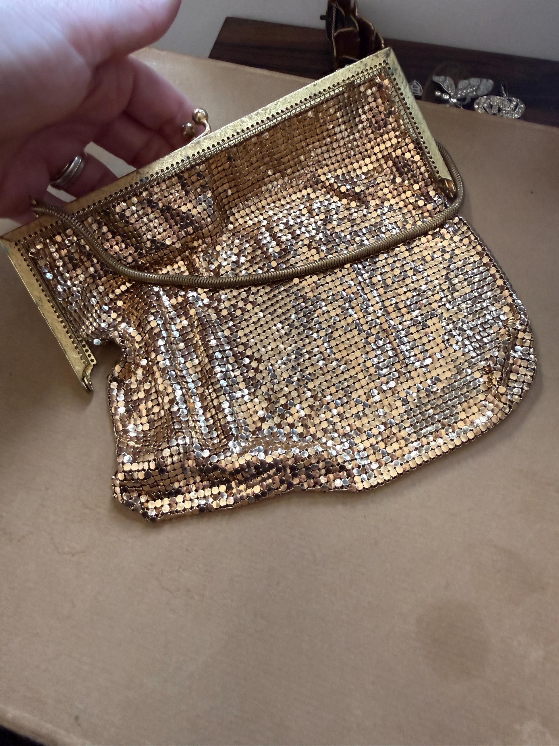 Vintage 1940s Gold Metal Mesh Evening Bag – Rhinestone Kiss Lock Chain Strap