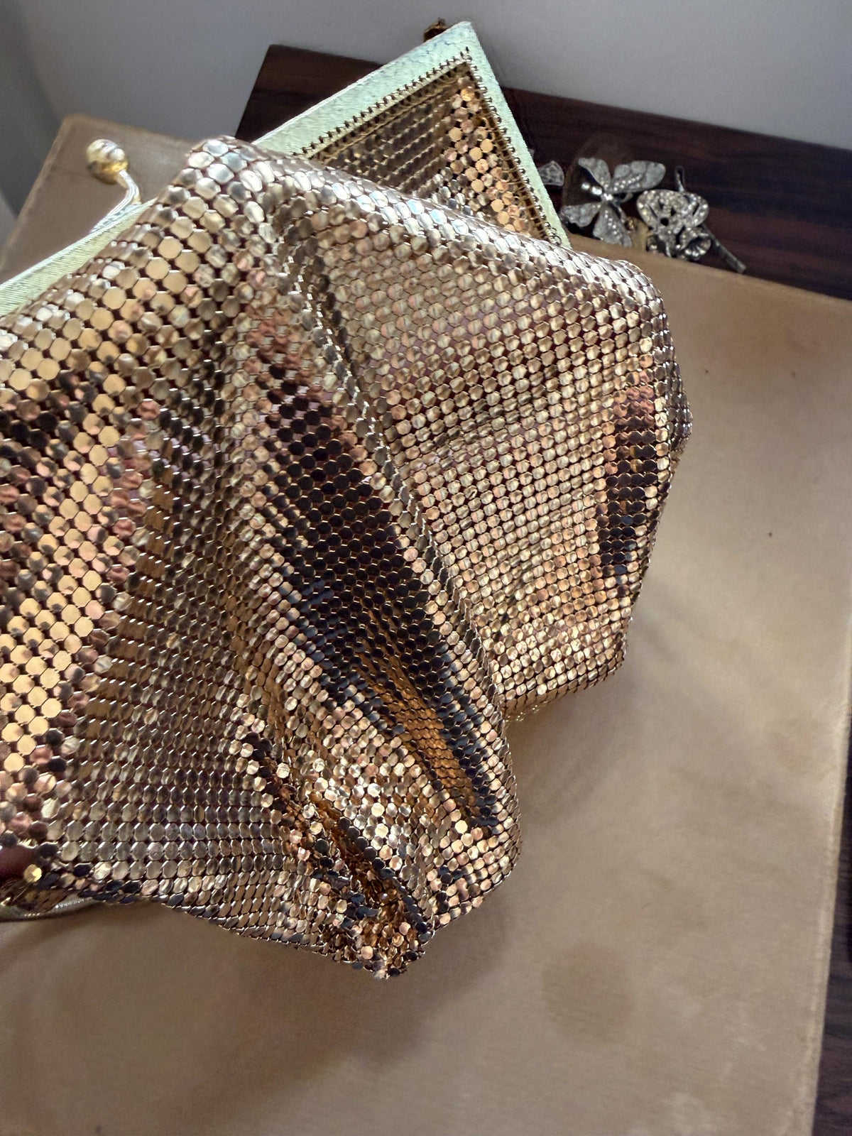 Vintage 1940s Gold Metal Mesh Evening Bag – Rhinestone Kiss Lock Chain Strap