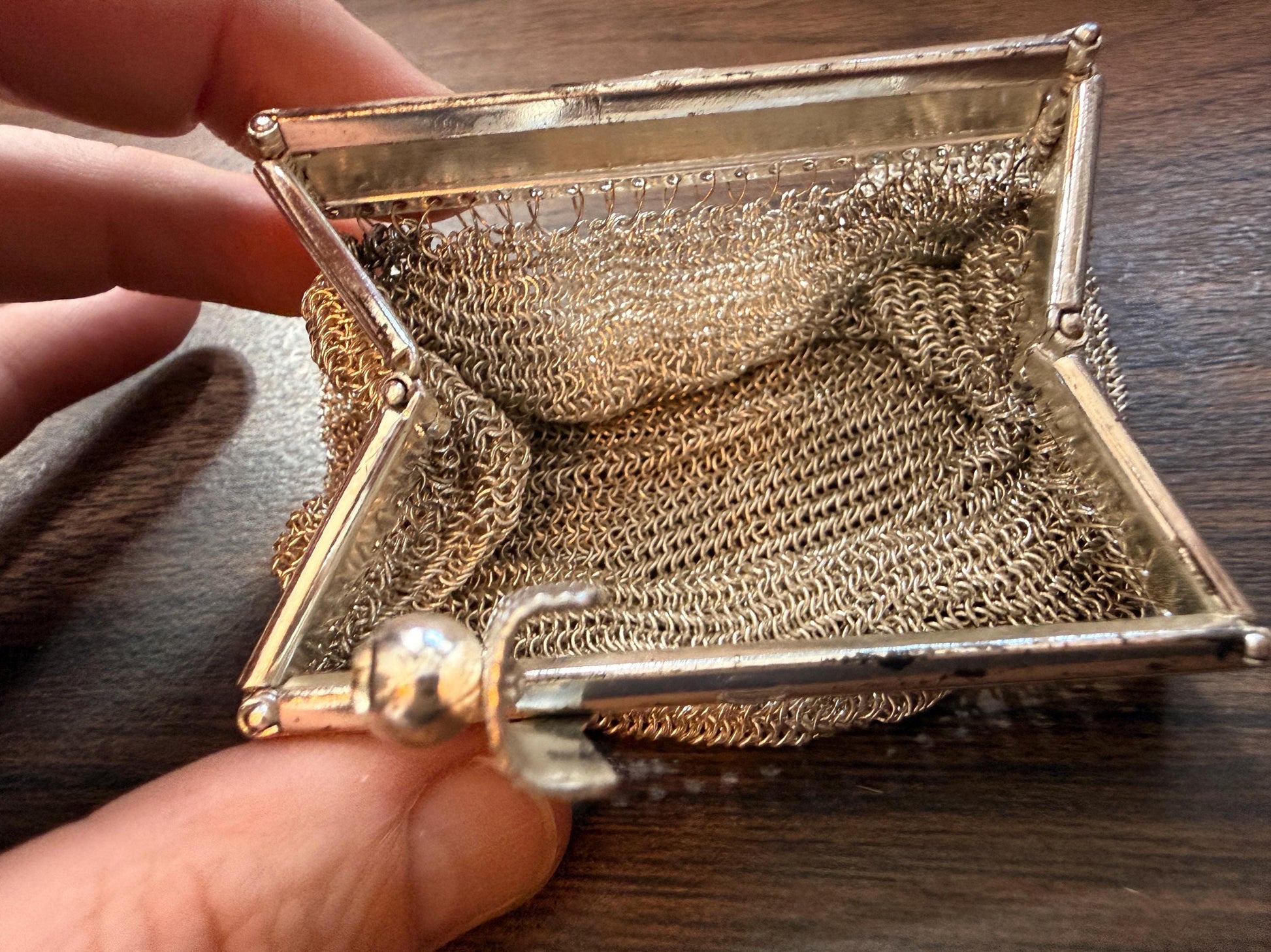 Vintage 1940s Silver Tone Chainmail Mesh Coin Purse – Expandable Gate Top Beggar’s Bag