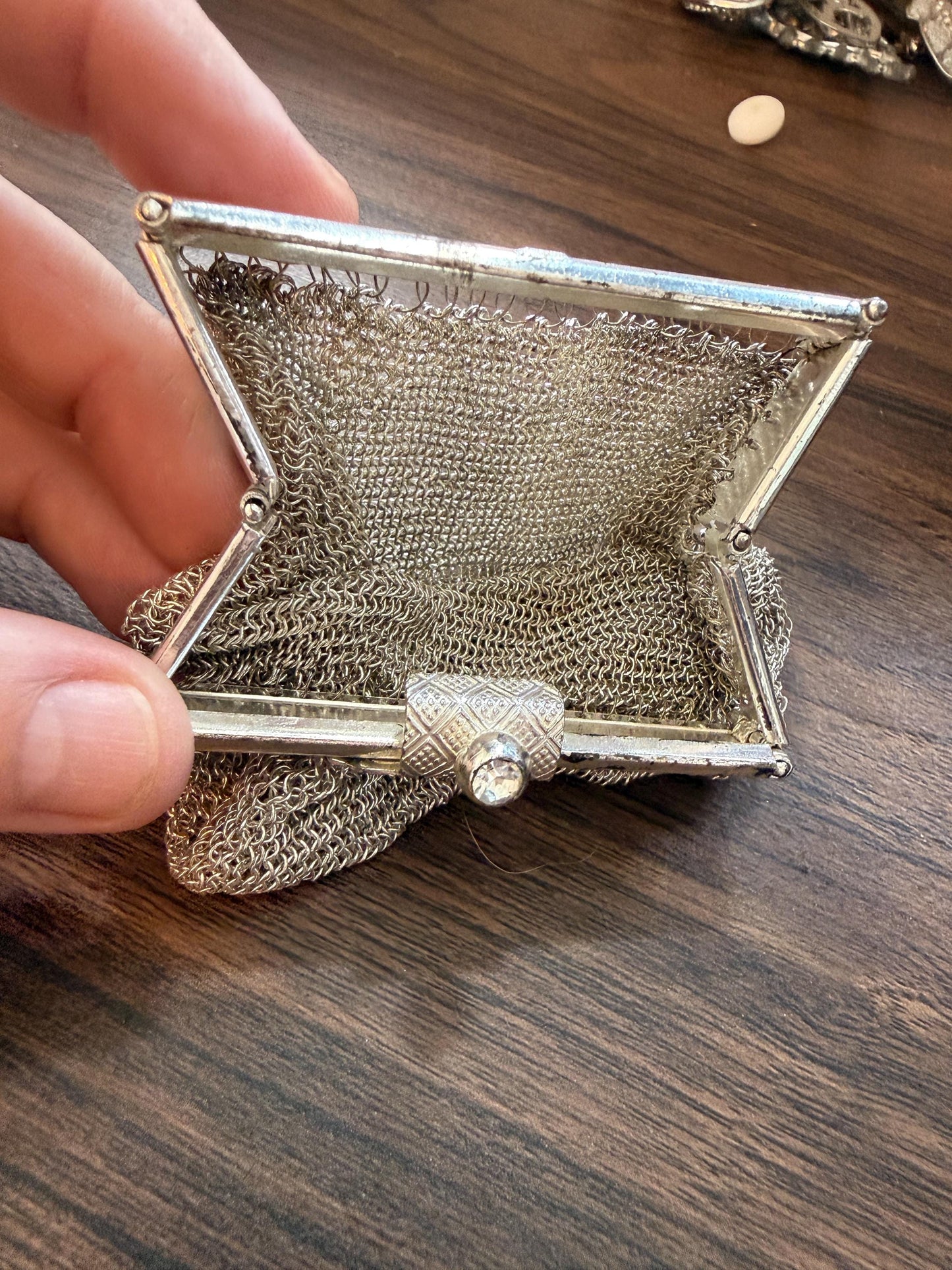 Vintage 1940s Silver Tone Chainmail Mesh Coin Purse – Expandable Gate Top Beggar’s Bag