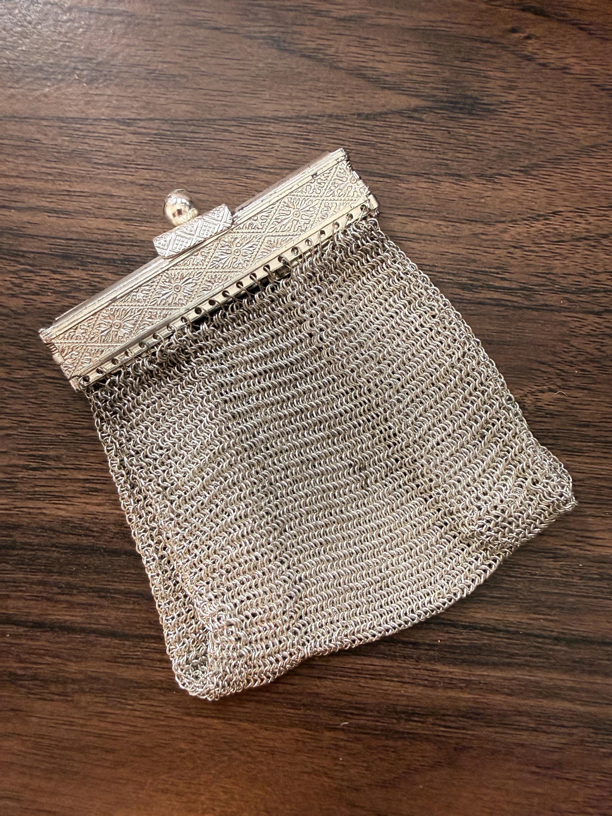 Vintage 1940s Silver Tone Chainmail Mesh Coin Purse – Expandable Gate Top Beggar’s Bag