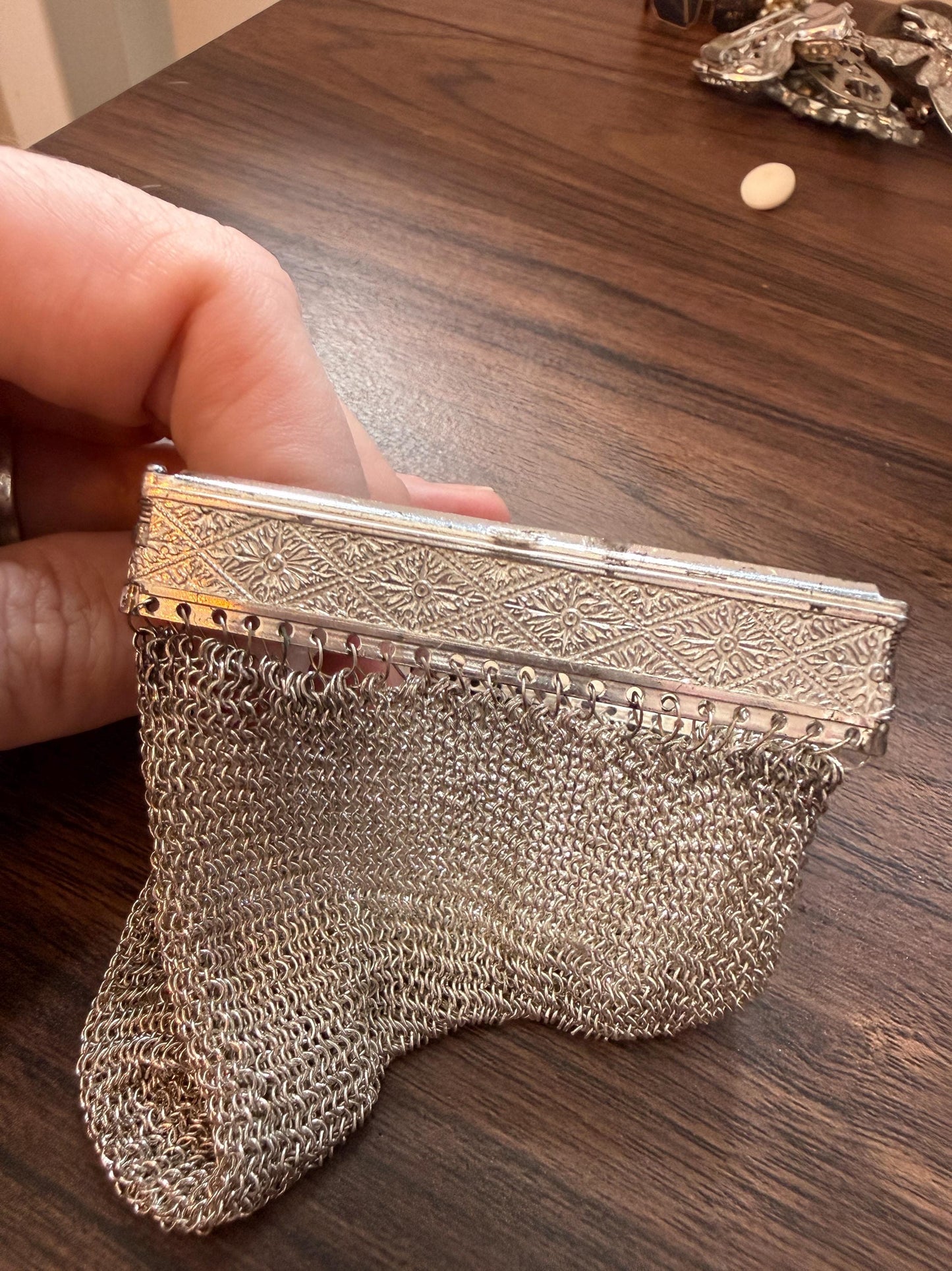 Vintage 1940s Silver Tone Chainmail Mesh Coin Purse – Expandable Gate Top Beggar’s Bag