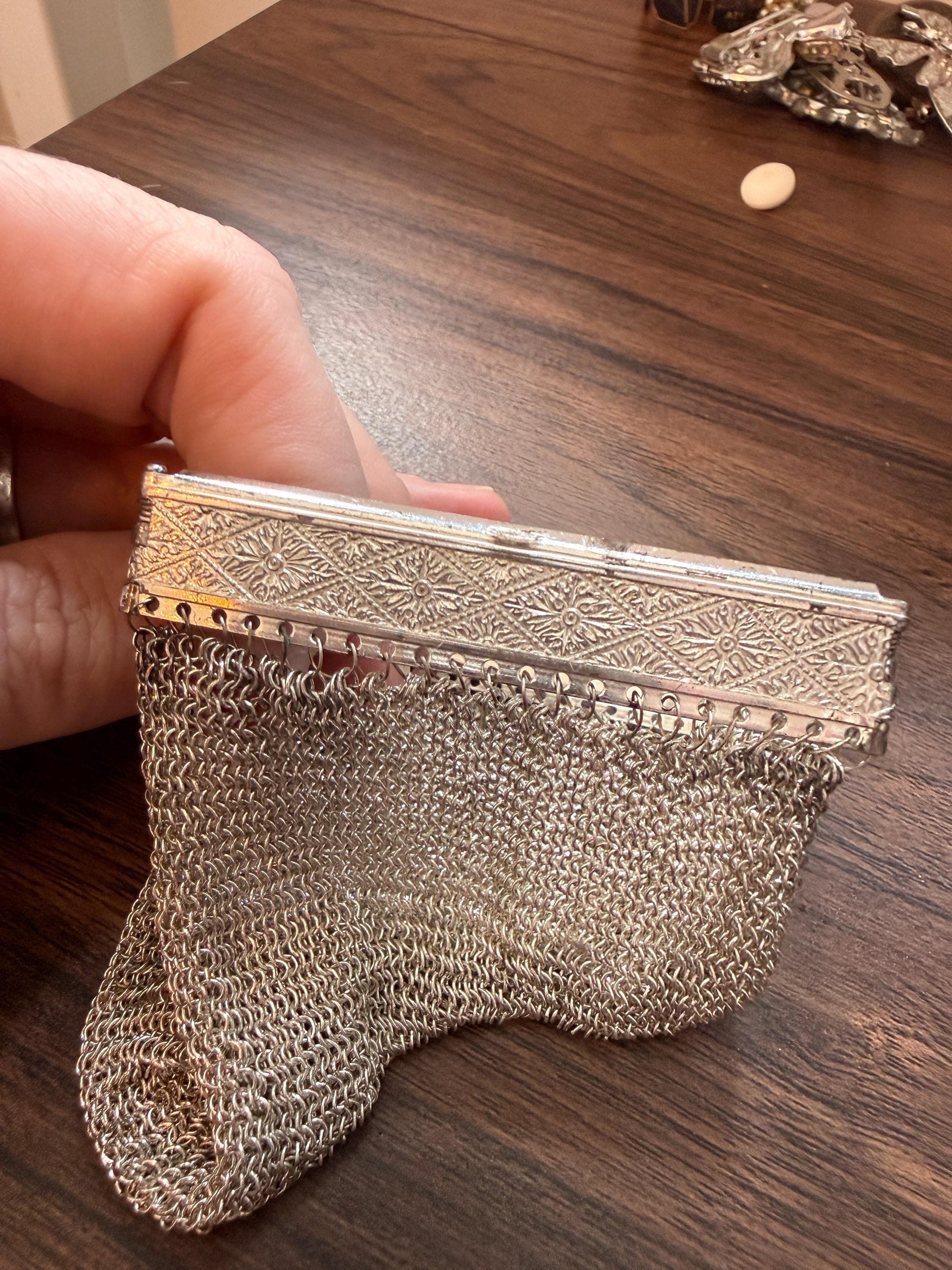 Vintage 1940s Silver Tone Chainmail Mesh Coin Purse – Expandable Gate Top Beggar’s Bag