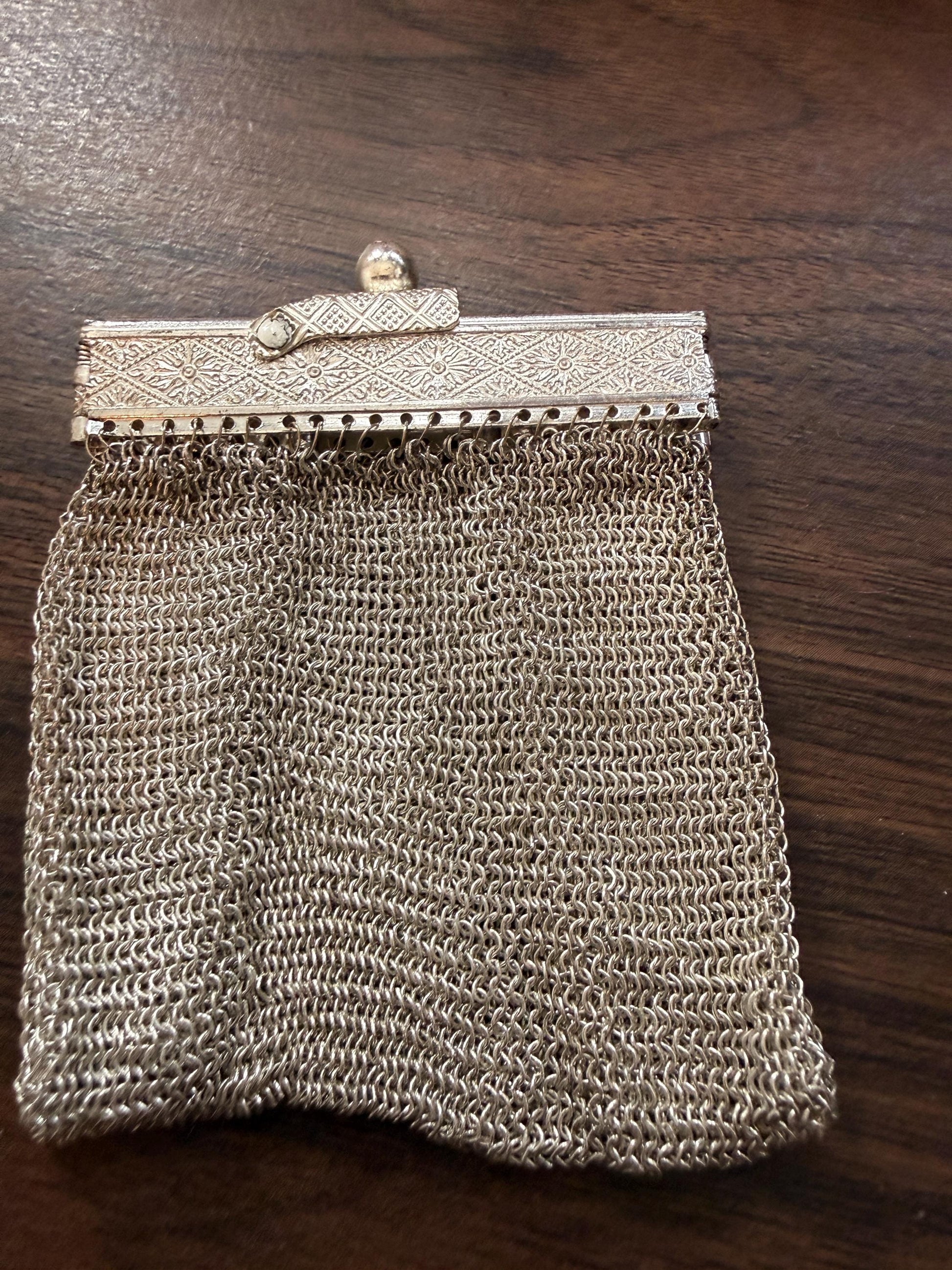 Vintage 1940s Silver Tone Chainmail Mesh Coin Purse – Expandable Gate Top Beggar’s Bag