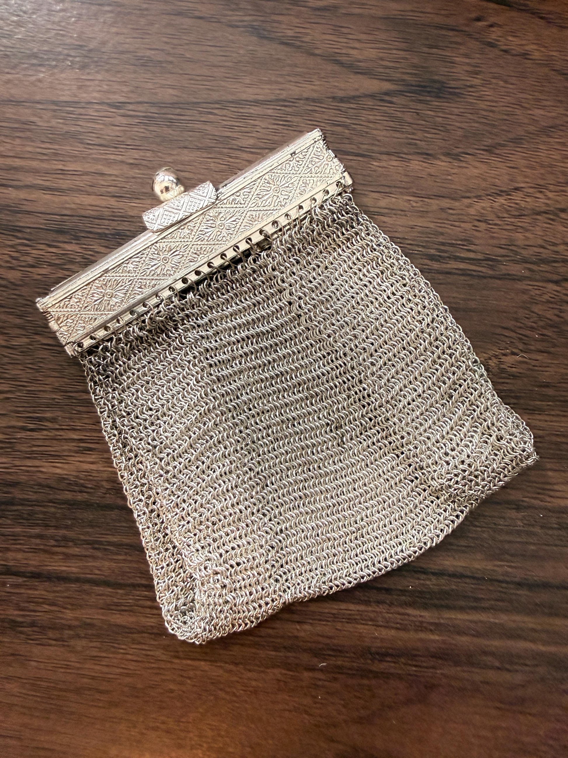 Vintage 1940s Silver Tone Chainmail Mesh Coin Purse – Expandable Gate Top Beggar’s Bag
