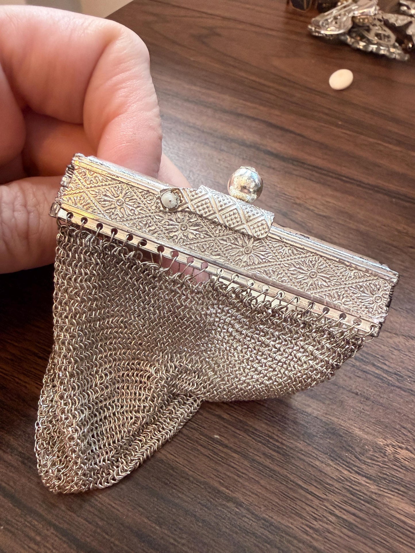 Vintage 1940s Silver Tone Chainmail Mesh Coin Purse – Expandable Gate Top Beggar’s Bag