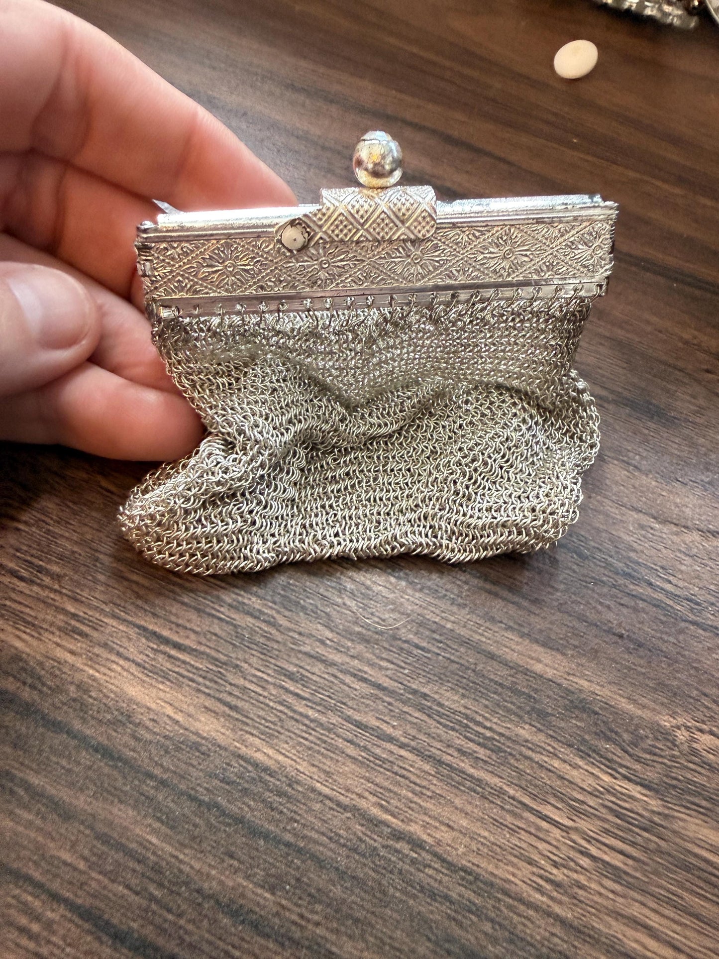 Vintage 1940s Silver Tone Chainmail Mesh Coin Purse – Expandable Gate Top Beggar’s Bag