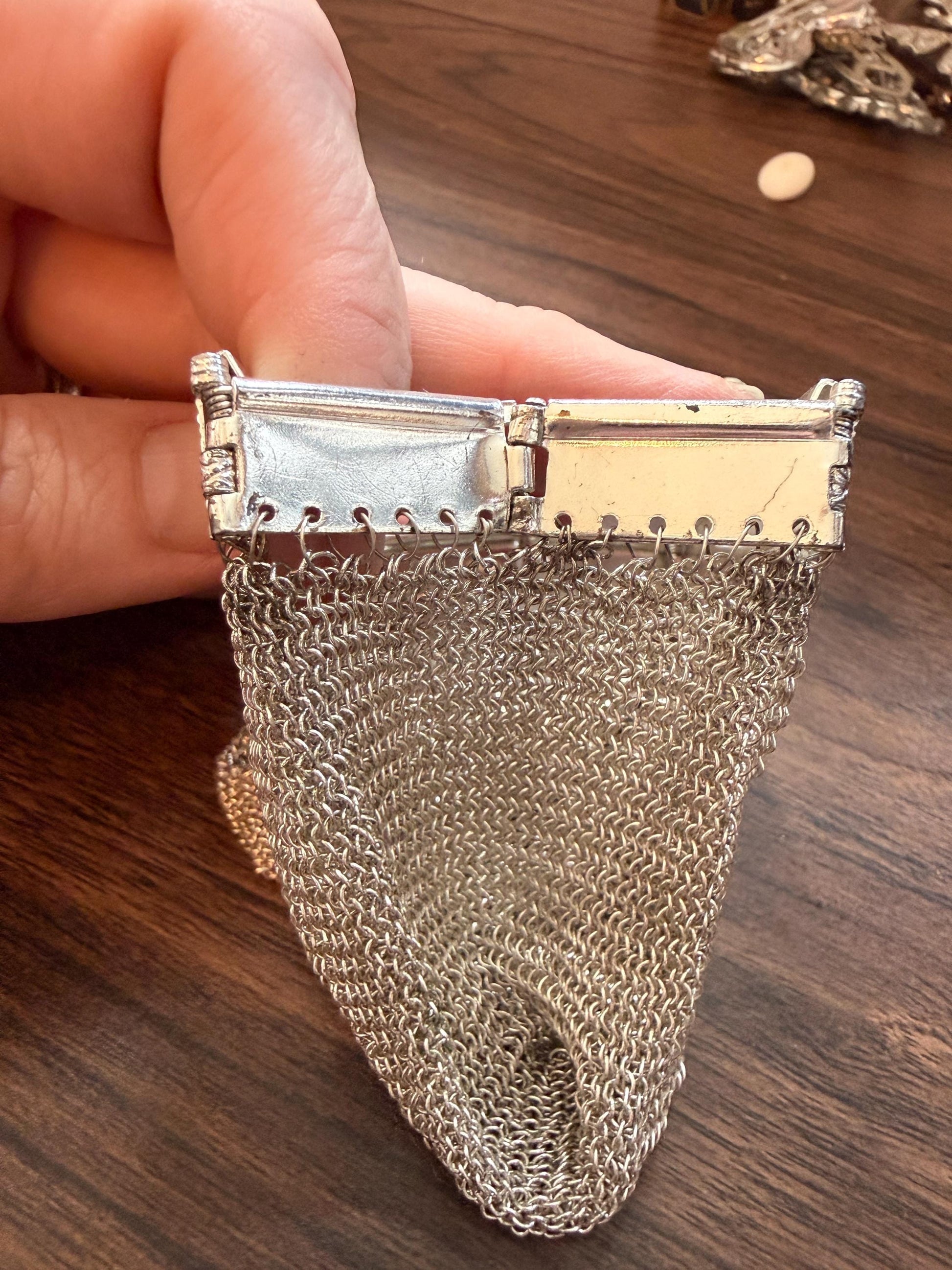 Vintage 1940s Silver Tone Chainmail Mesh Coin Purse – Expandable Gate Top Beggar’s Bag