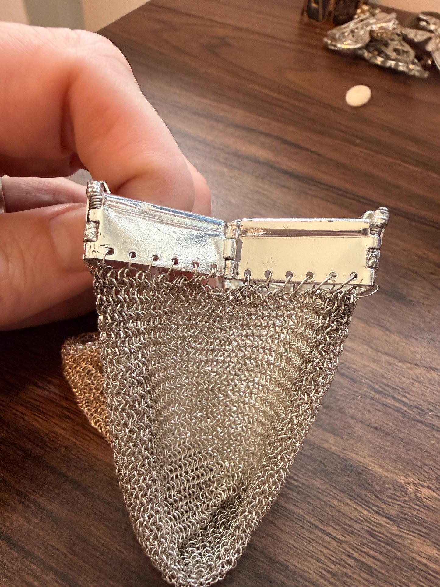 Vintage 1940s Silver Tone Chainmail Mesh Coin Purse – Expandable Gate Top Beggar’s Bag