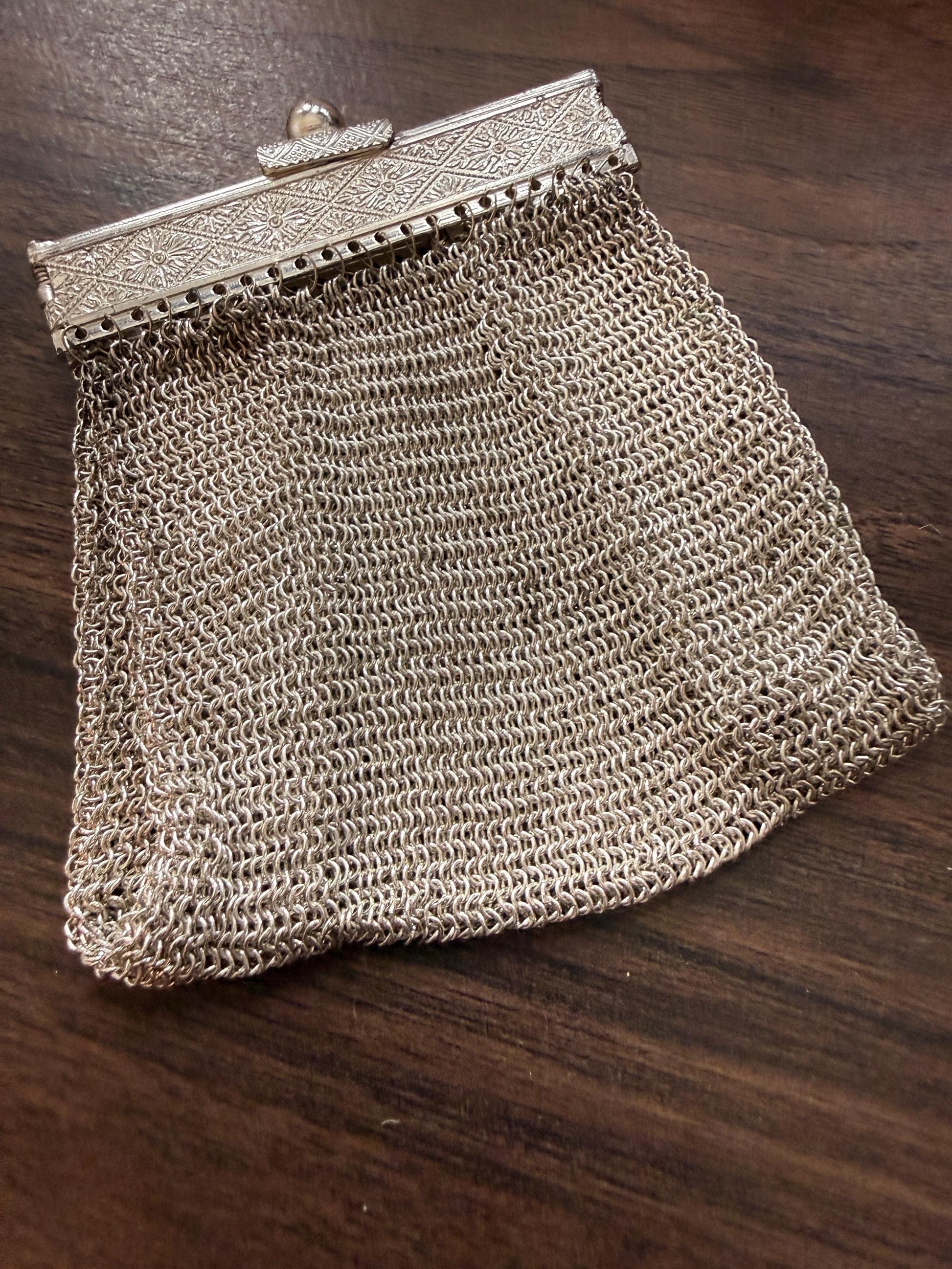 Vintage 1940s Silver Tone Chainmail Mesh Coin Purse – Expandable Gate Top Beggar’s Bag