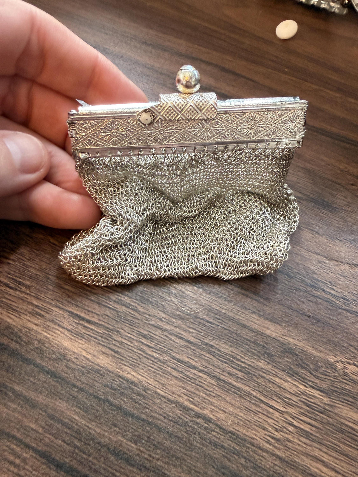 Vintage 1940s Silver Tone Chainmail Mesh Coin Purse – Expandable Gate Top Beggar’s Bag