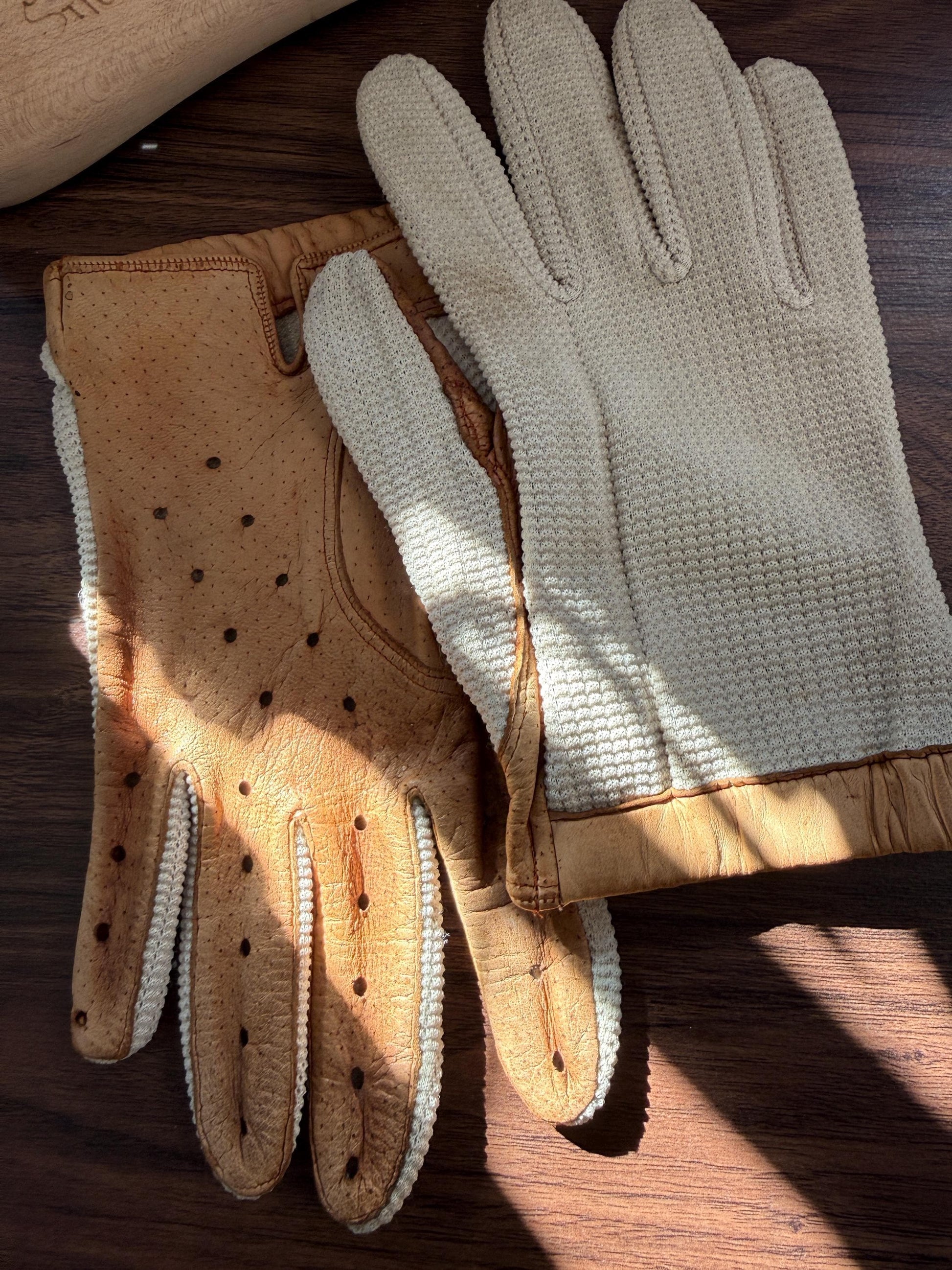 Vintage 1950s Crochet & Leather Driving Gloves – Cream Crochet with Tan Leather – Classic Motoring Gloves – Unlined