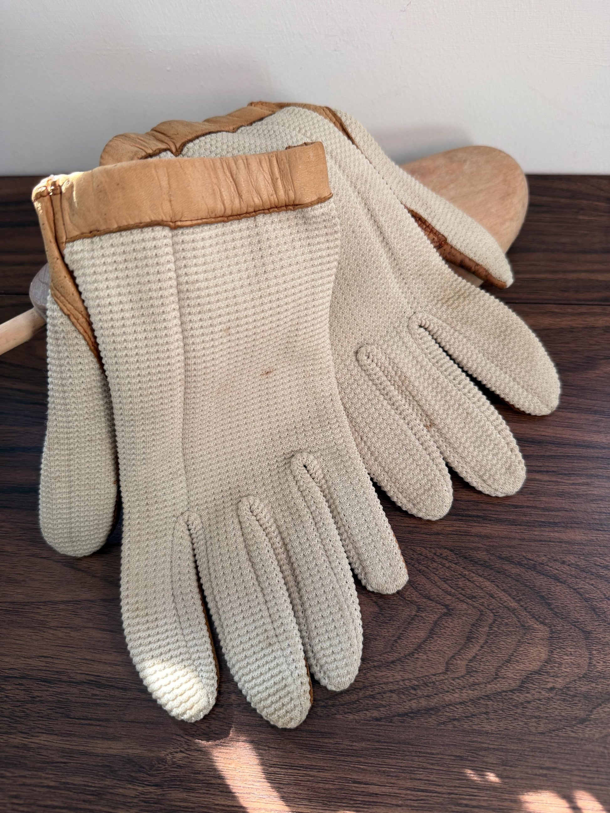 Vintage 1950s Crochet & Leather Driving Gloves – Cream Crochet with Tan Leather – Classic Motoring Gloves – Unlined