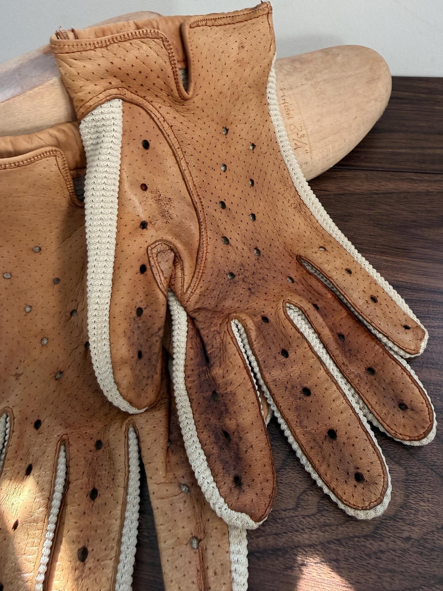 Vintage 1950s Crochet & Leather Driving Gloves – Cream Crochet with Tan Leather – Classic Motoring Gloves – Unlined