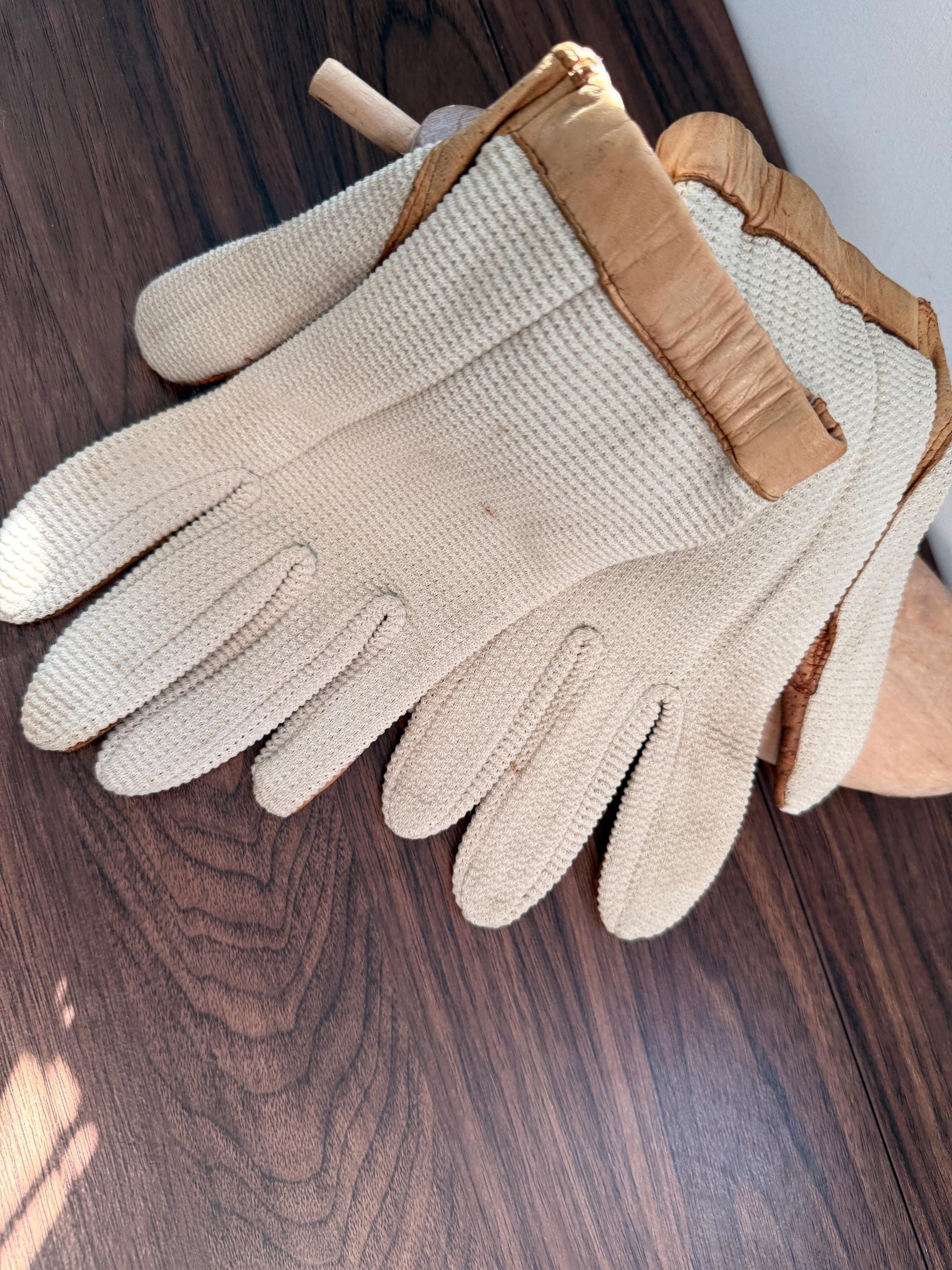Vintage 1950s Crochet & Leather Driving Gloves – Cream Crochet with Tan Leather – Classic Motoring Gloves – Unlined