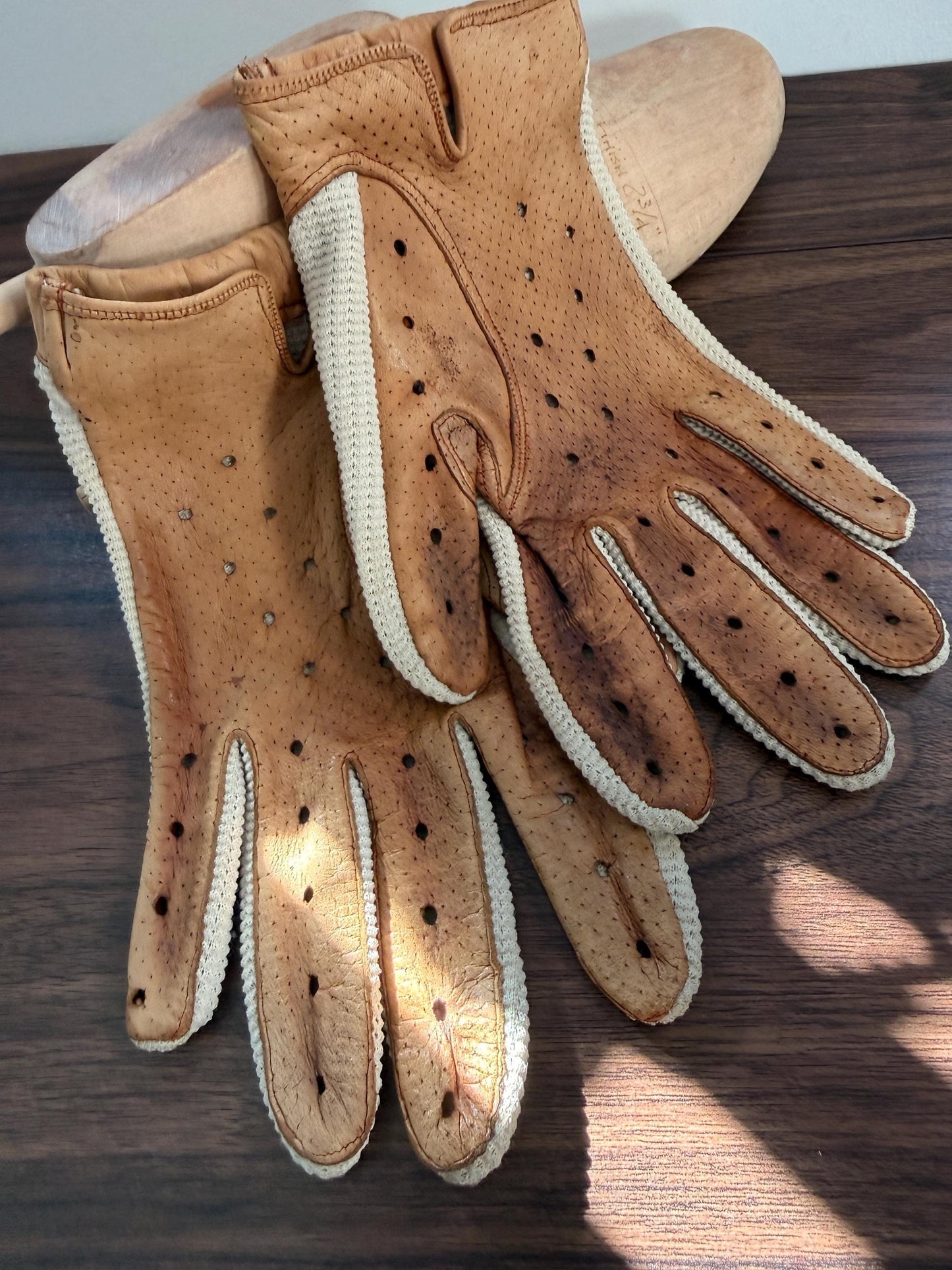 Vintage 1950s Crochet & Leather Driving Gloves – Cream Crochet with Tan Leather – Classic Motoring Gloves – Unlined