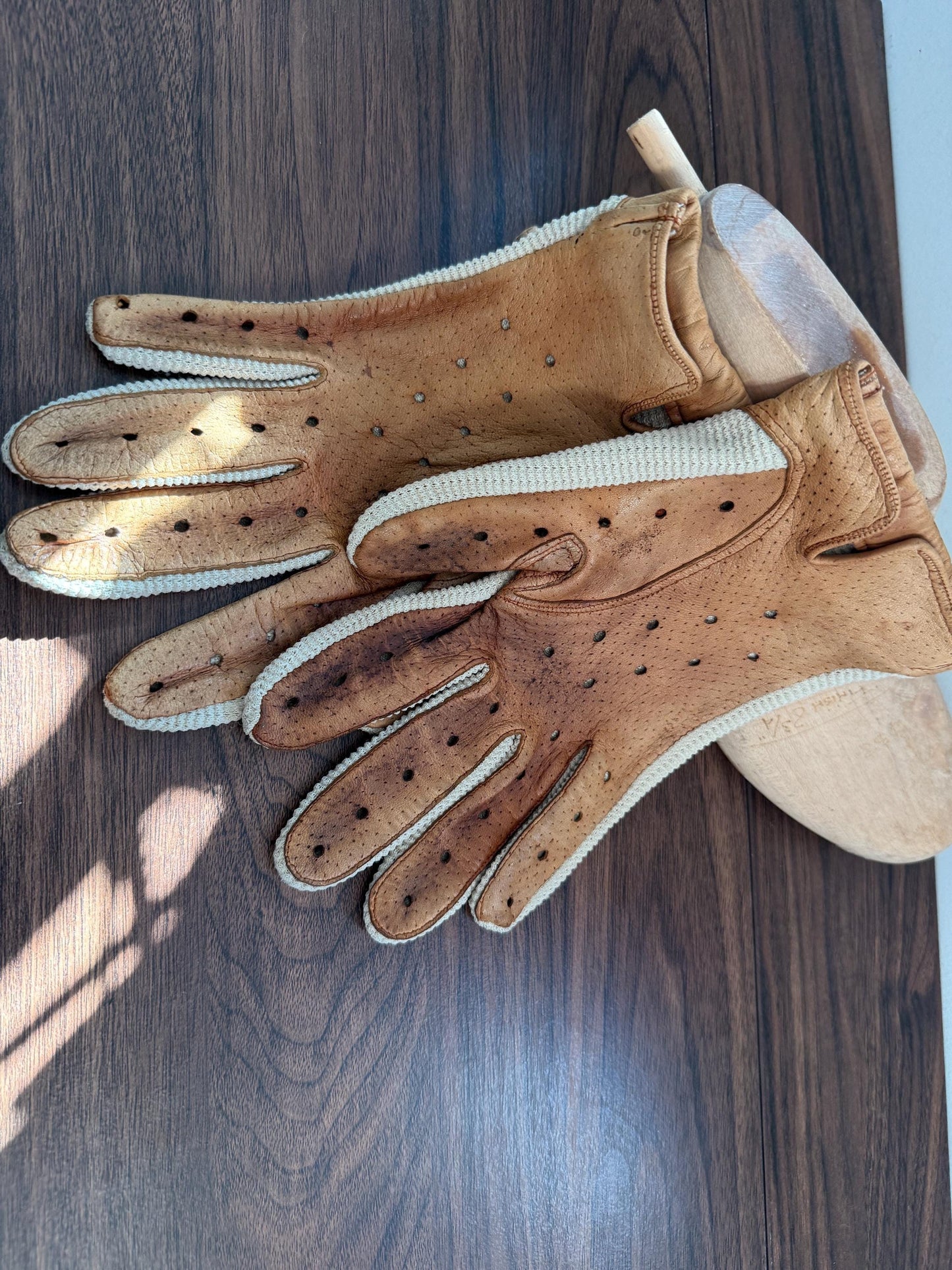 Vintage 1950s Crochet & Leather Driving Gloves – Cream Crochet with Tan Leather – Classic Motoring Gloves – Unlined