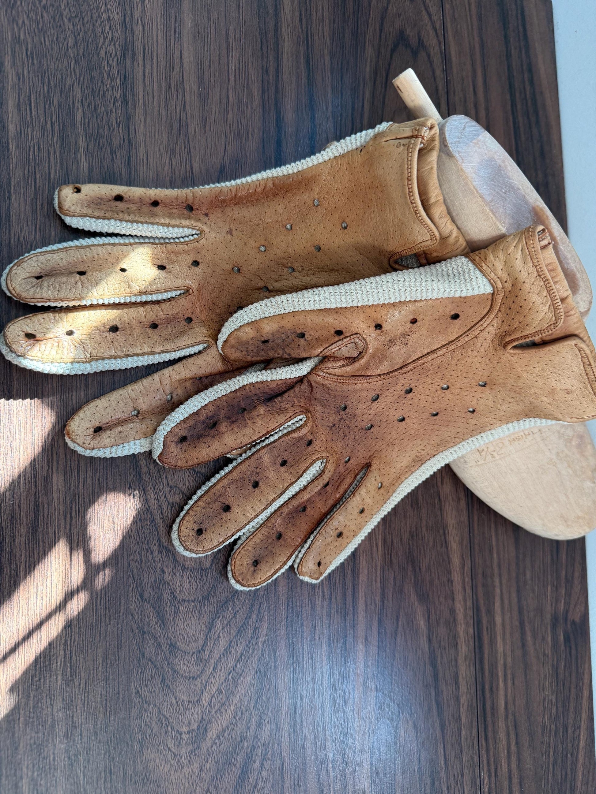 Vintage 1950s Crochet & Leather Driving Gloves – Cream Crochet with Tan Leather – Classic Motoring Gloves – Unlined
