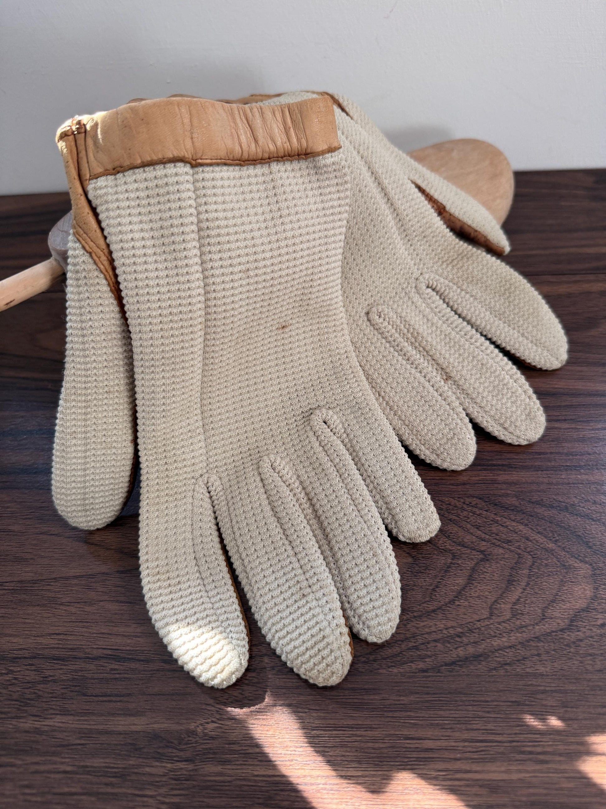 Vintage 1950s Crochet & Leather Driving Gloves – Cream Crochet with Tan Leather – Classic Motoring Gloves – Unlined