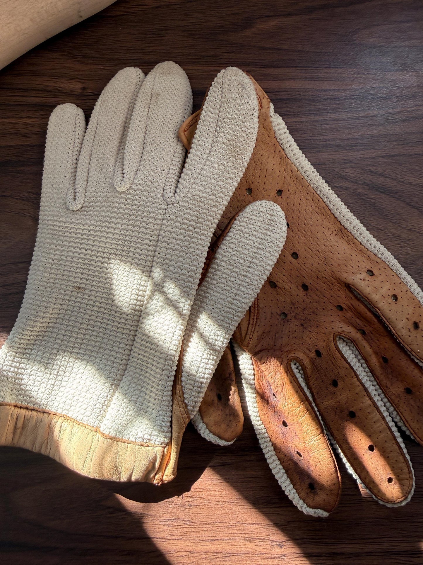 Vintage 1950s Crochet & Leather Driving Gloves – Cream Crochet with Tan Leather – Classic Motoring Gloves – Unlined