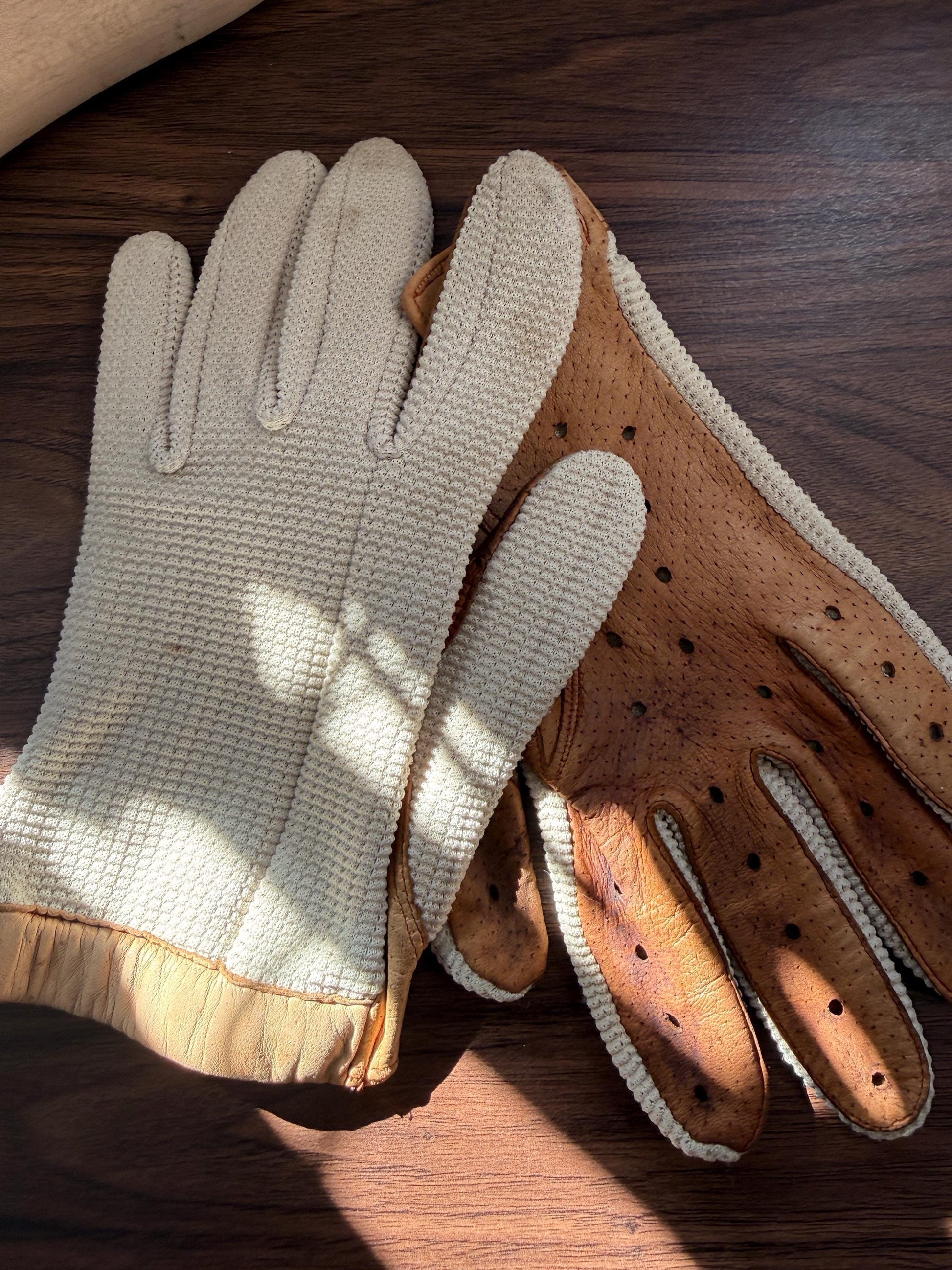 Vintage 1950s Crochet & Leather Driving Gloves – Cream Crochet with Tan Leather – Classic Motoring Gloves – Unlined