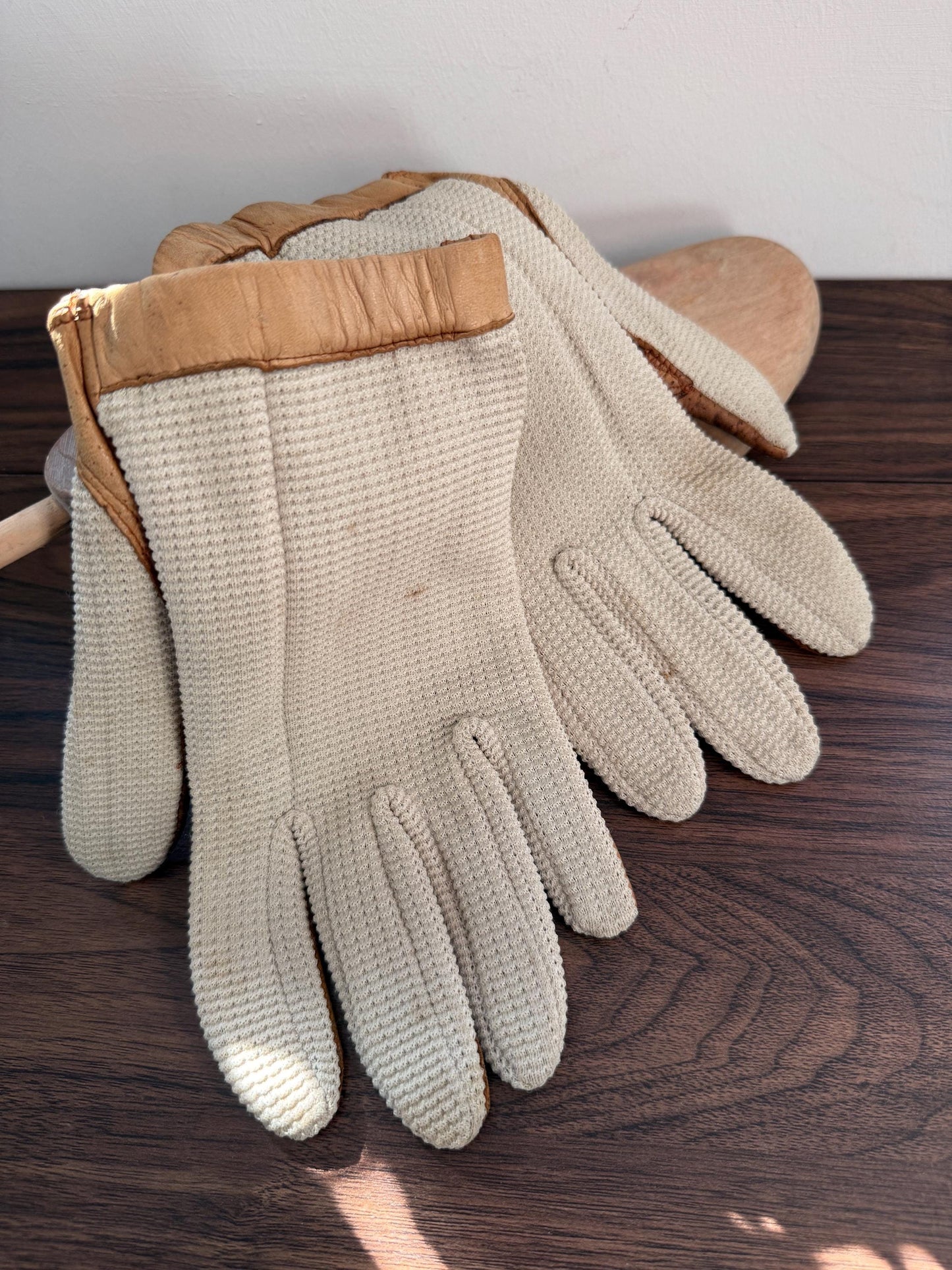 Vintage 1950s Crochet & Leather Driving Gloves – Cream Crochet with Tan Leather – Classic Motoring Gloves – Unlined