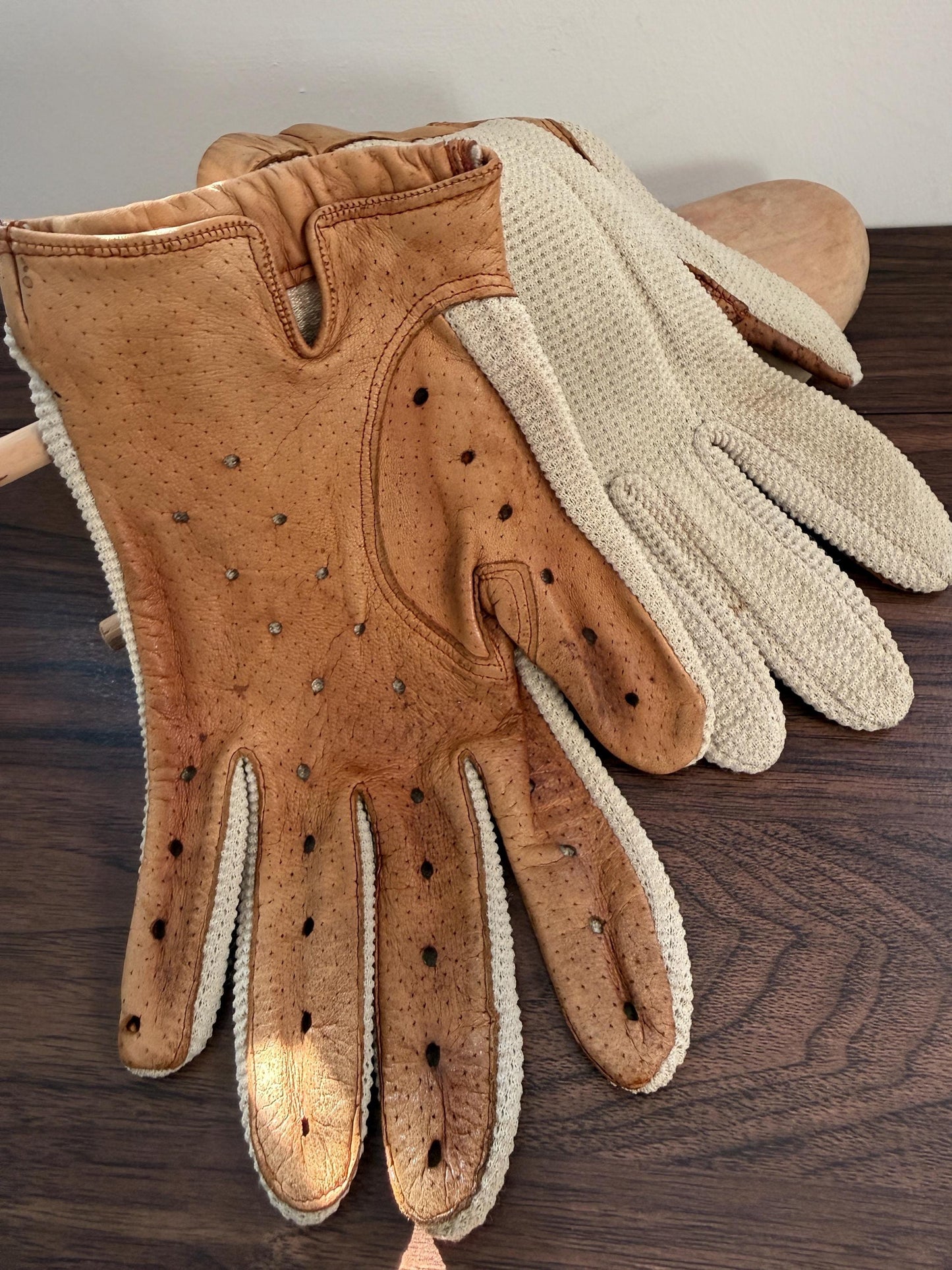Vintage 1950s Crochet & Leather Driving Gloves – Cream Crochet with Tan Leather – Classic Motoring Gloves – Unlined