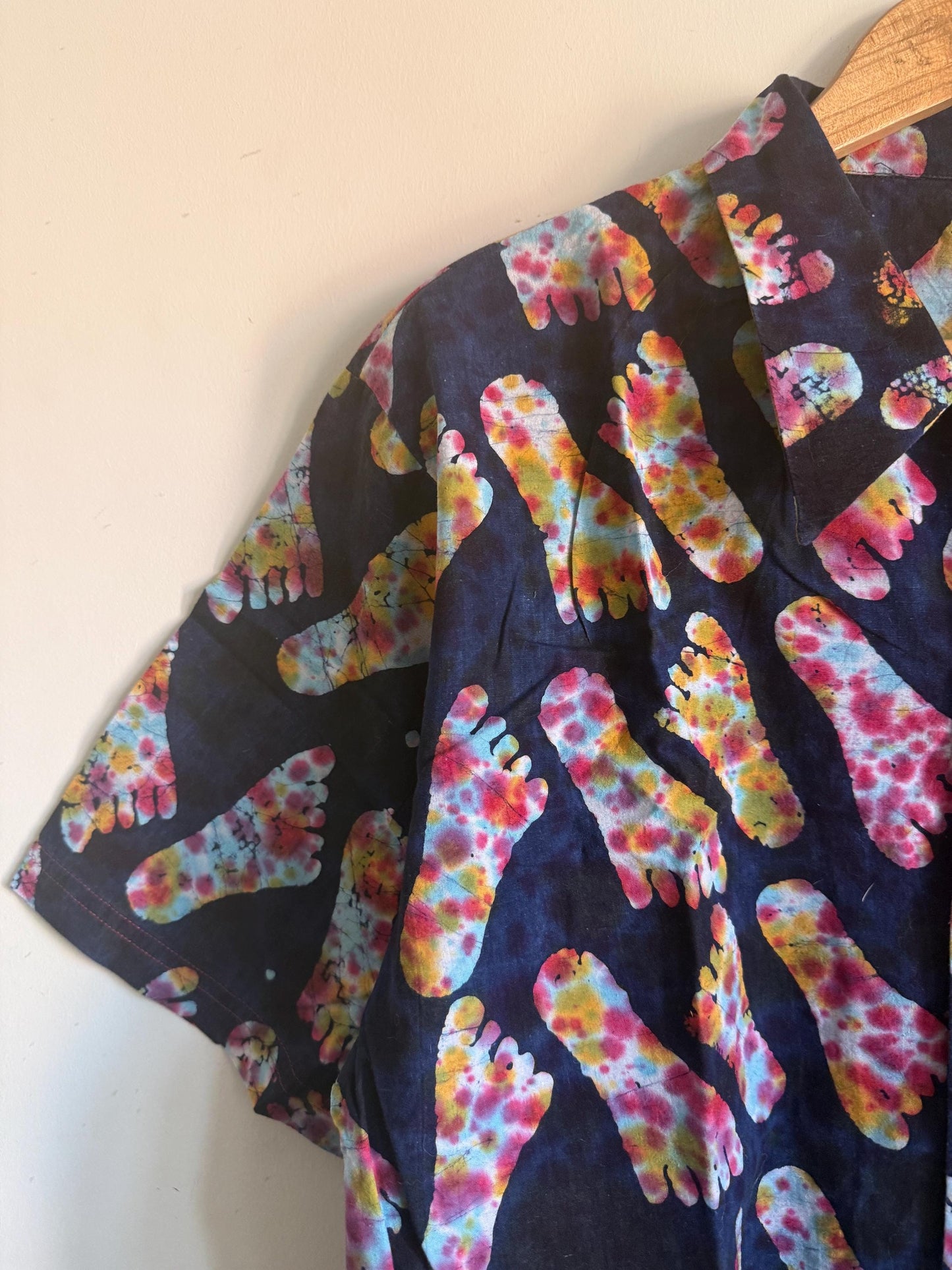 Vintage 1980s 90s Psychedelic Footprint Shirt – Tie Dye Novelty Print Colourful Button Unisex Festival Shirt