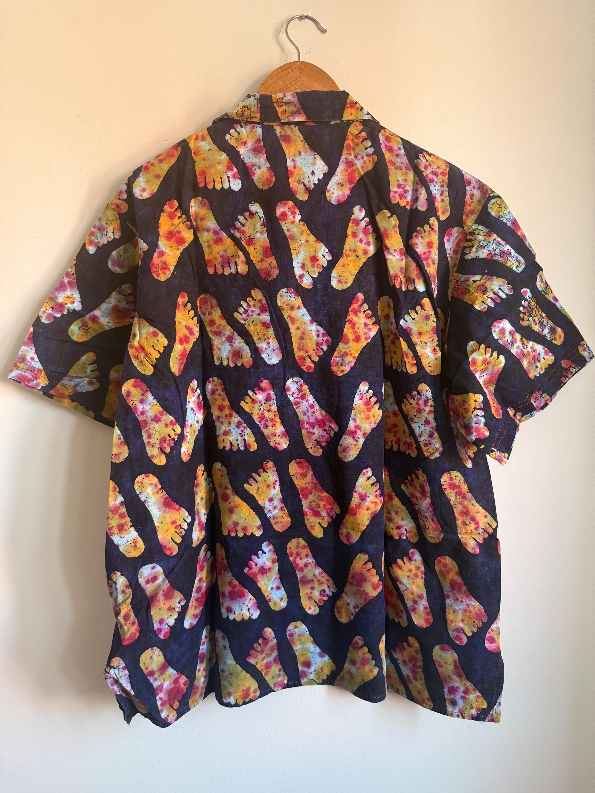Vintage 1980s 90s Psychedelic Footprint Shirt – Tie Dye Novelty Print Colourful Button Unisex Festival Shirt