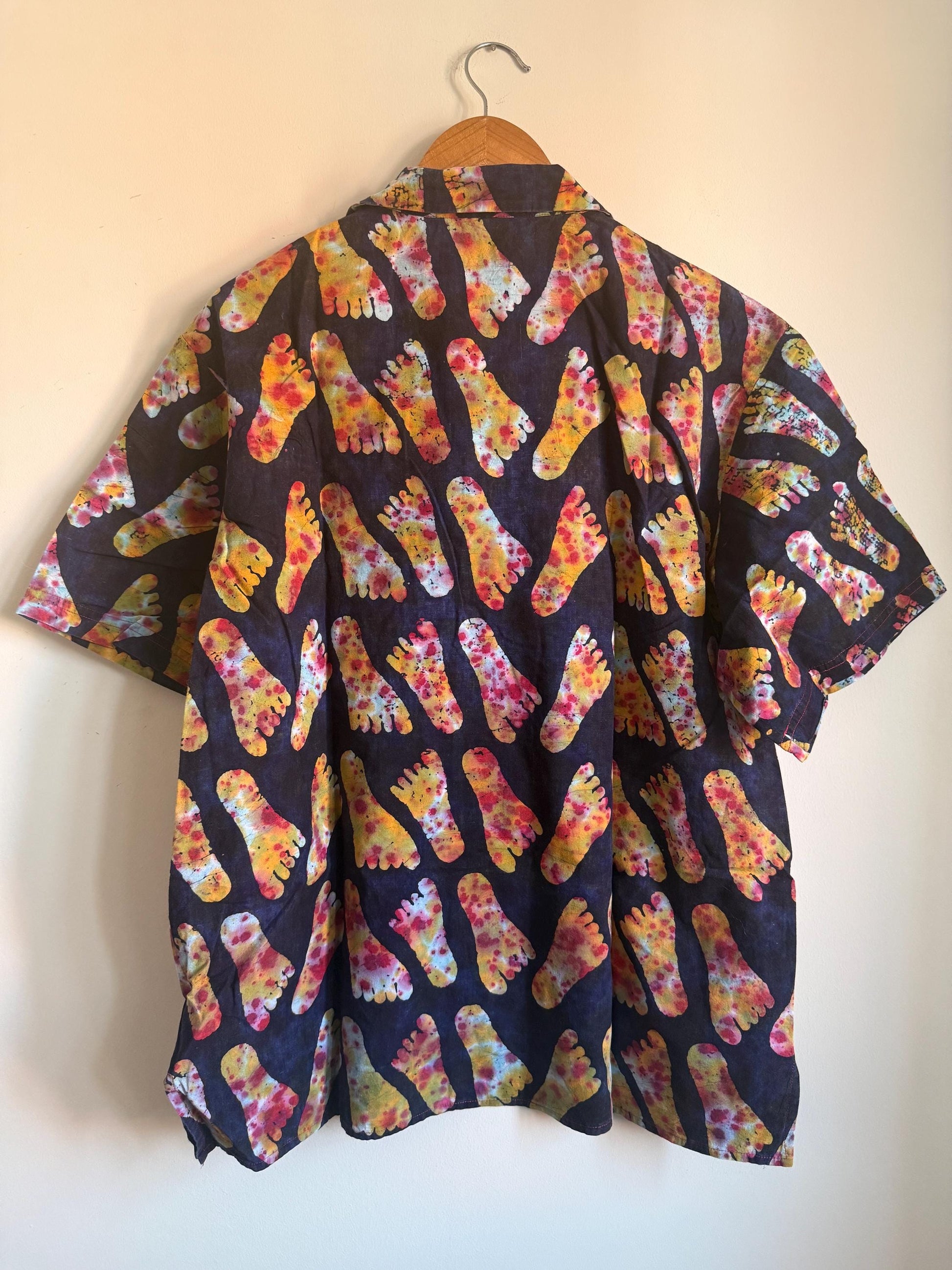Vintage 1980s 90s Psychedelic Footprint Shirt – Tie Dye Novelty Print Colourful Button Unisex Festival Shirt