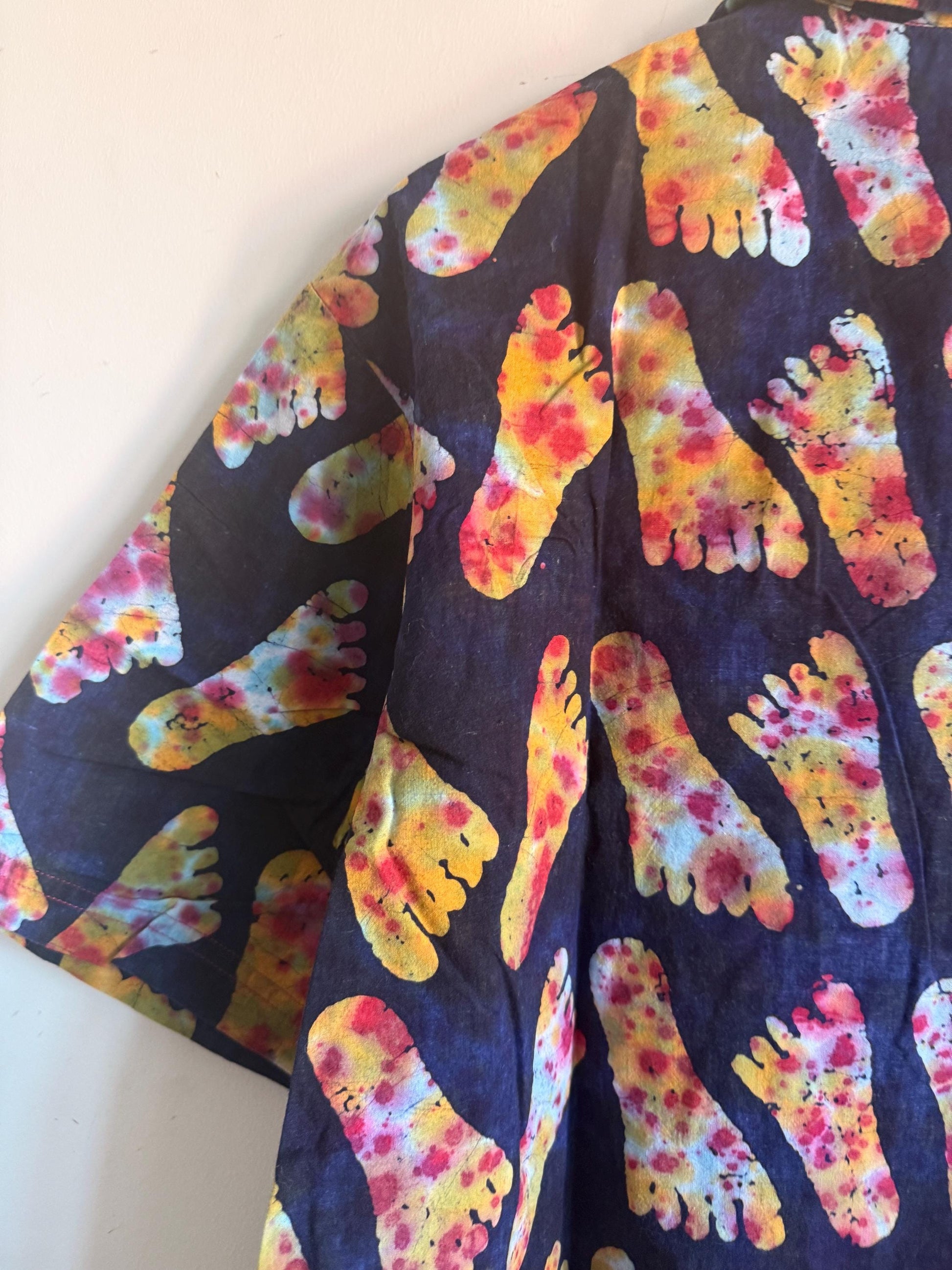 Vintage 1980s 90s Psychedelic Footprint Shirt – Tie Dye Novelty Print Colourful Button Unisex Festival Shirt