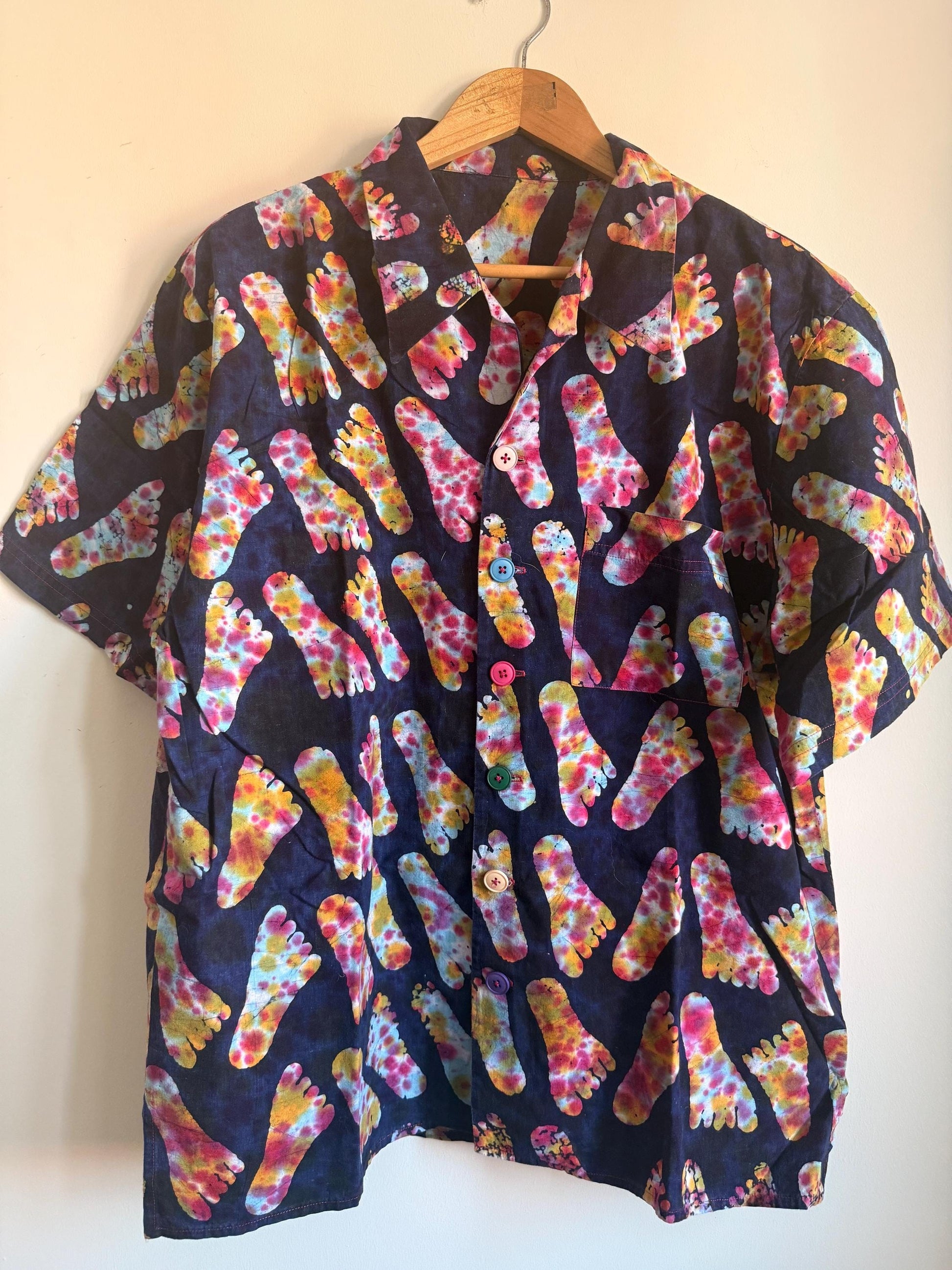 Vintage 1980s 90s Psychedelic Footprint Shirt – Tie Dye Novelty Print Colourful Button Unisex Festival Shirt