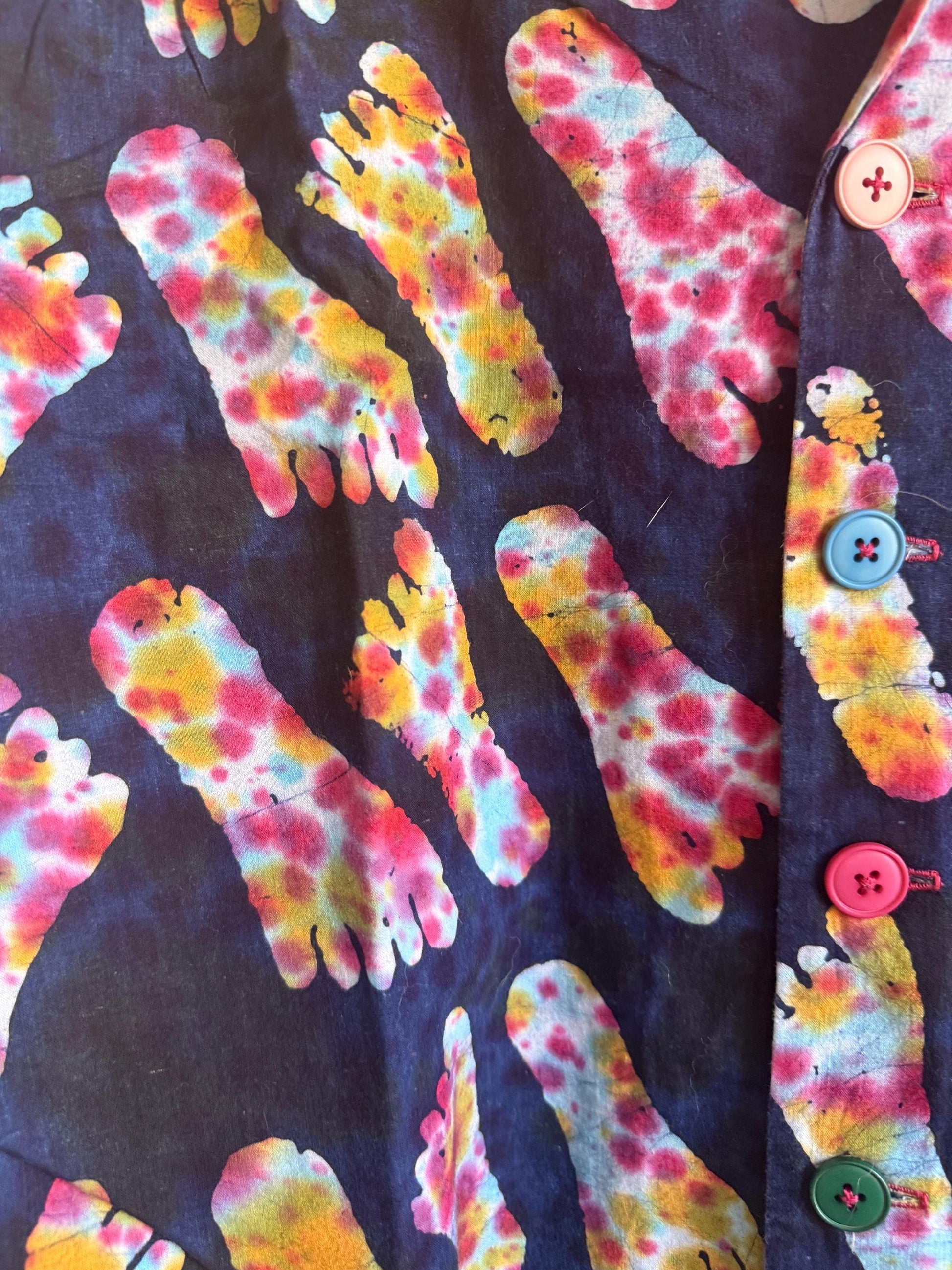 Vintage 1980s 90s Psychedelic Footprint Shirt – Tie Dye Novelty Print Colourful Button Unisex Festival Shirt