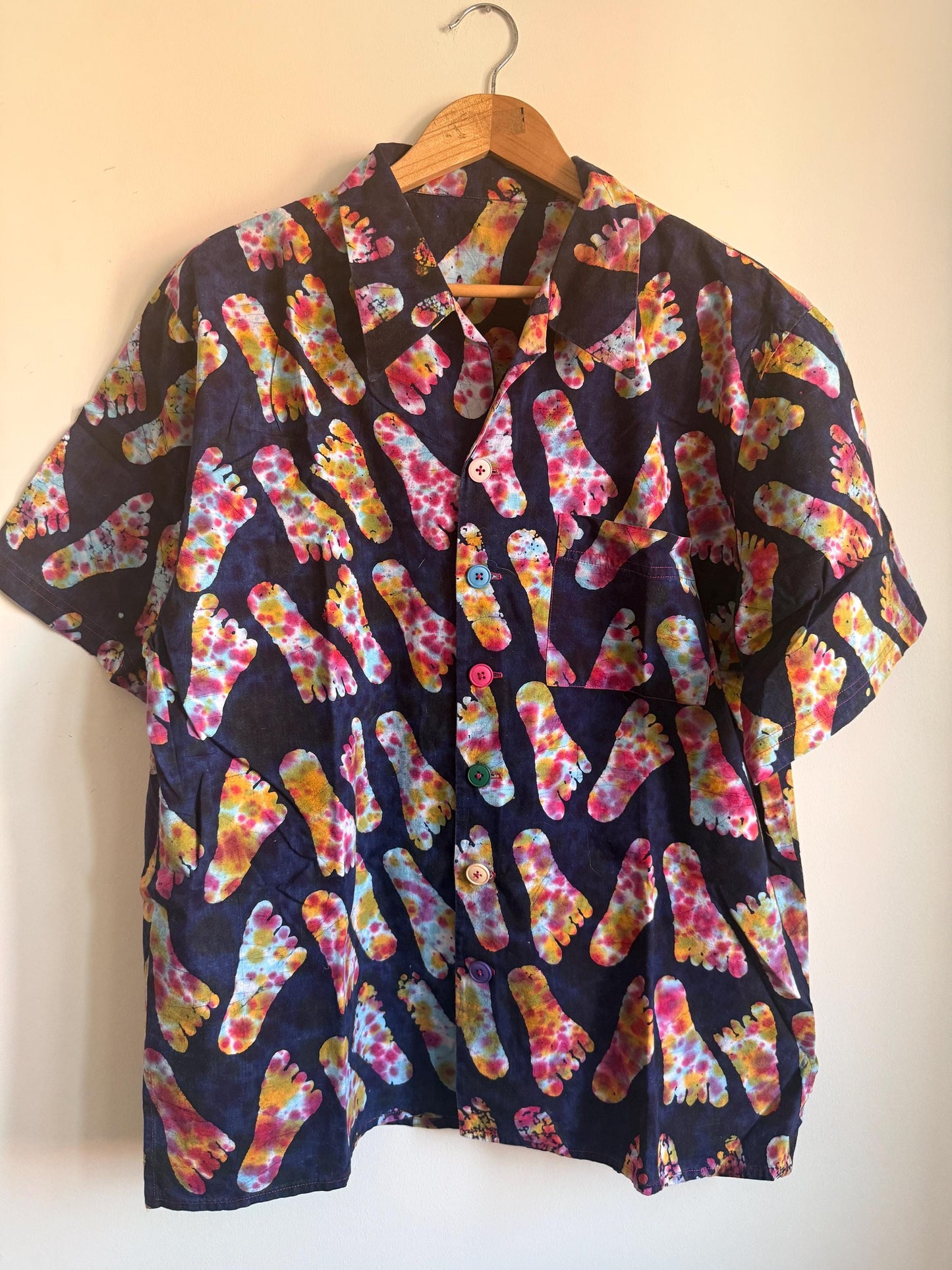 Vintage 1980s 90s Psychedelic Footprint Shirt – Tie Dye Novelty Print Colourful Button Unisex Festival Shirt