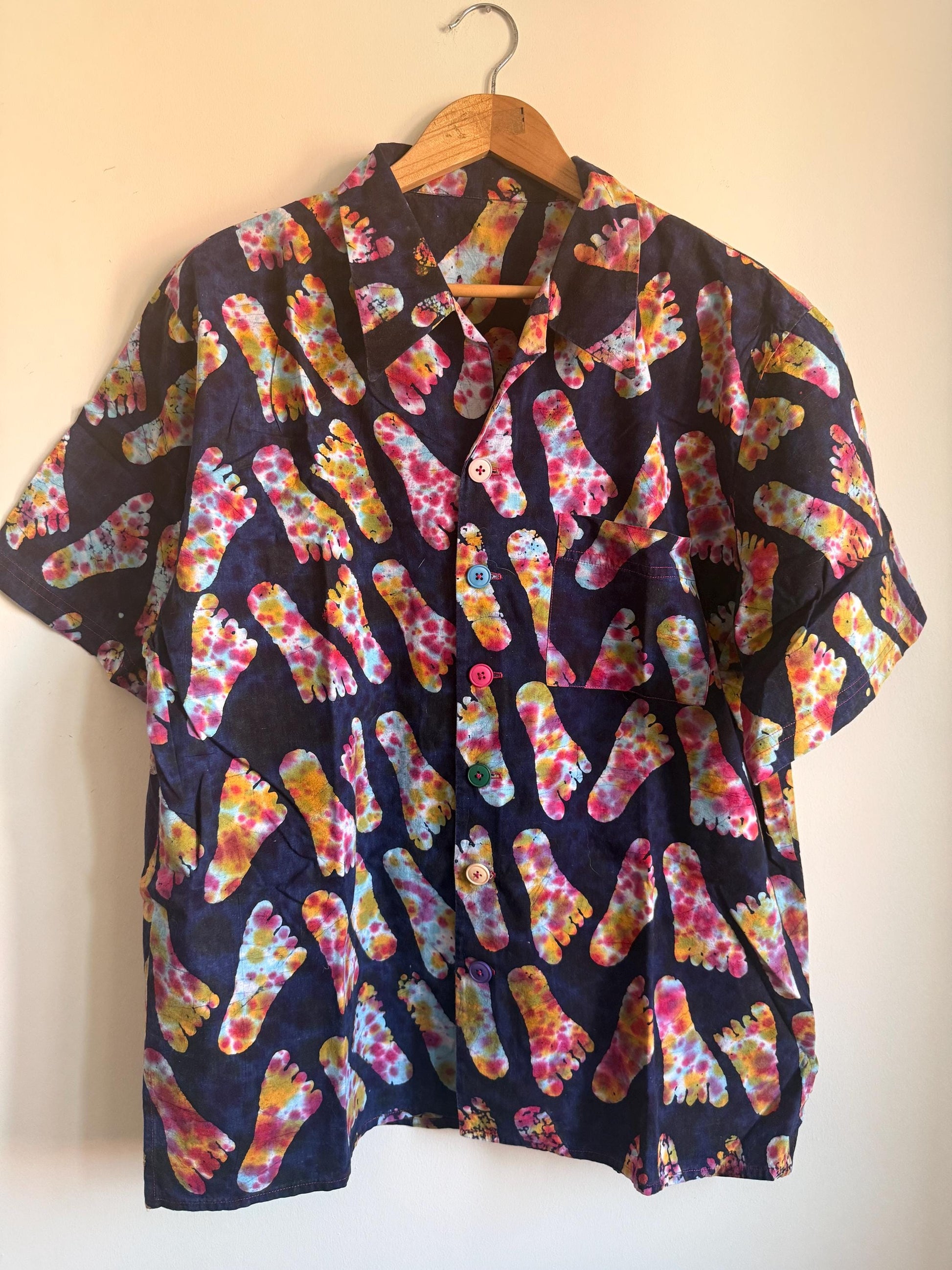 Vintage 1980s 90s Psychedelic Footprint Shirt – Tie Dye Novelty Print Colourful Button Unisex Festival Shirt