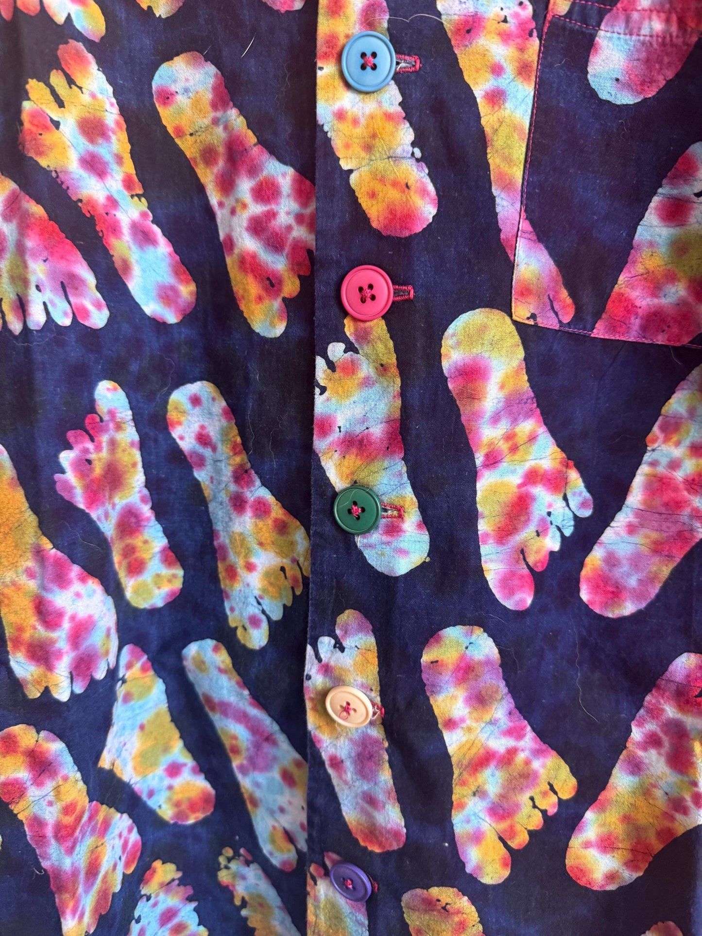 Vintage 1980s 90s Psychedelic Footprint Shirt – Tie Dye Novelty Print Colourful Button Unisex Festival Shirt
