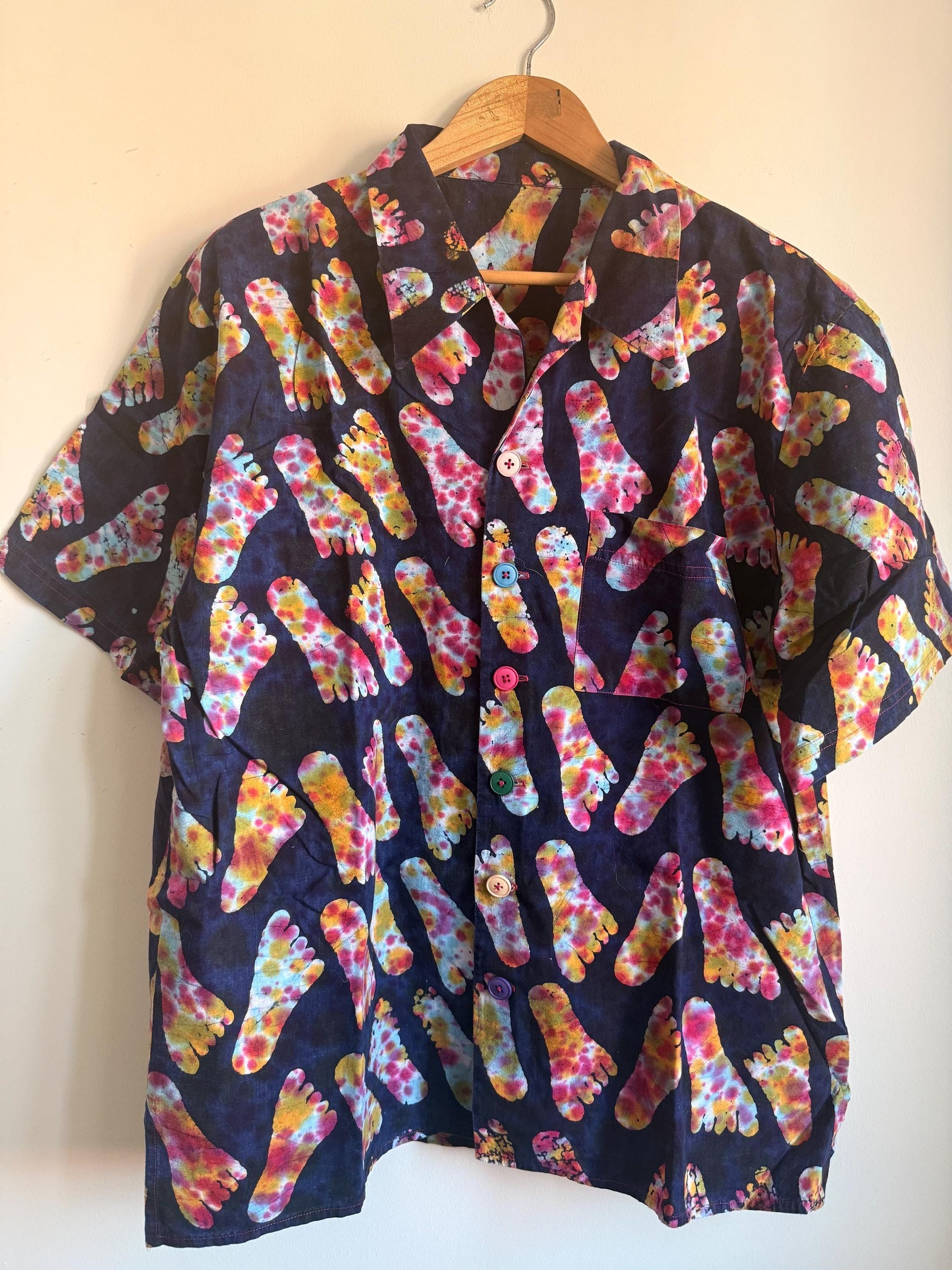 Vintage 1980s 90s Psychedelic Footprint Shirt – Tie Dye Novelty Print Colourful Button Unisex Festival Shirt