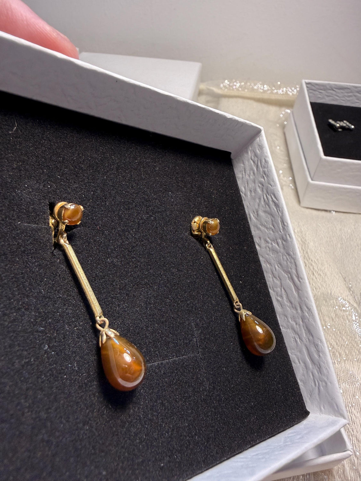 Vintage Amber Brown Drop Earrings Gold Tone Long Dangle Costume Jewellery clip on