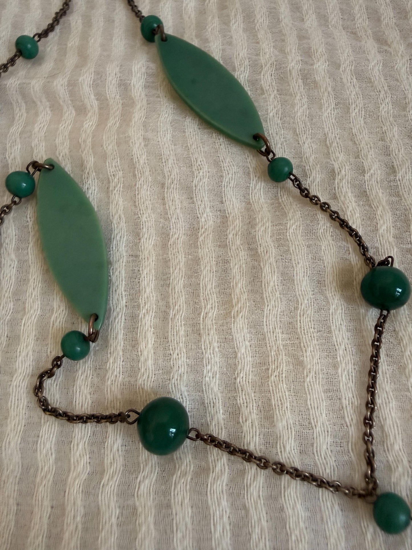 Vintage Art Deco Green Necklace, 1930s Early Plastic Sautoir, Geometric Flapper Jewellery, Long Green Beaded Necklace