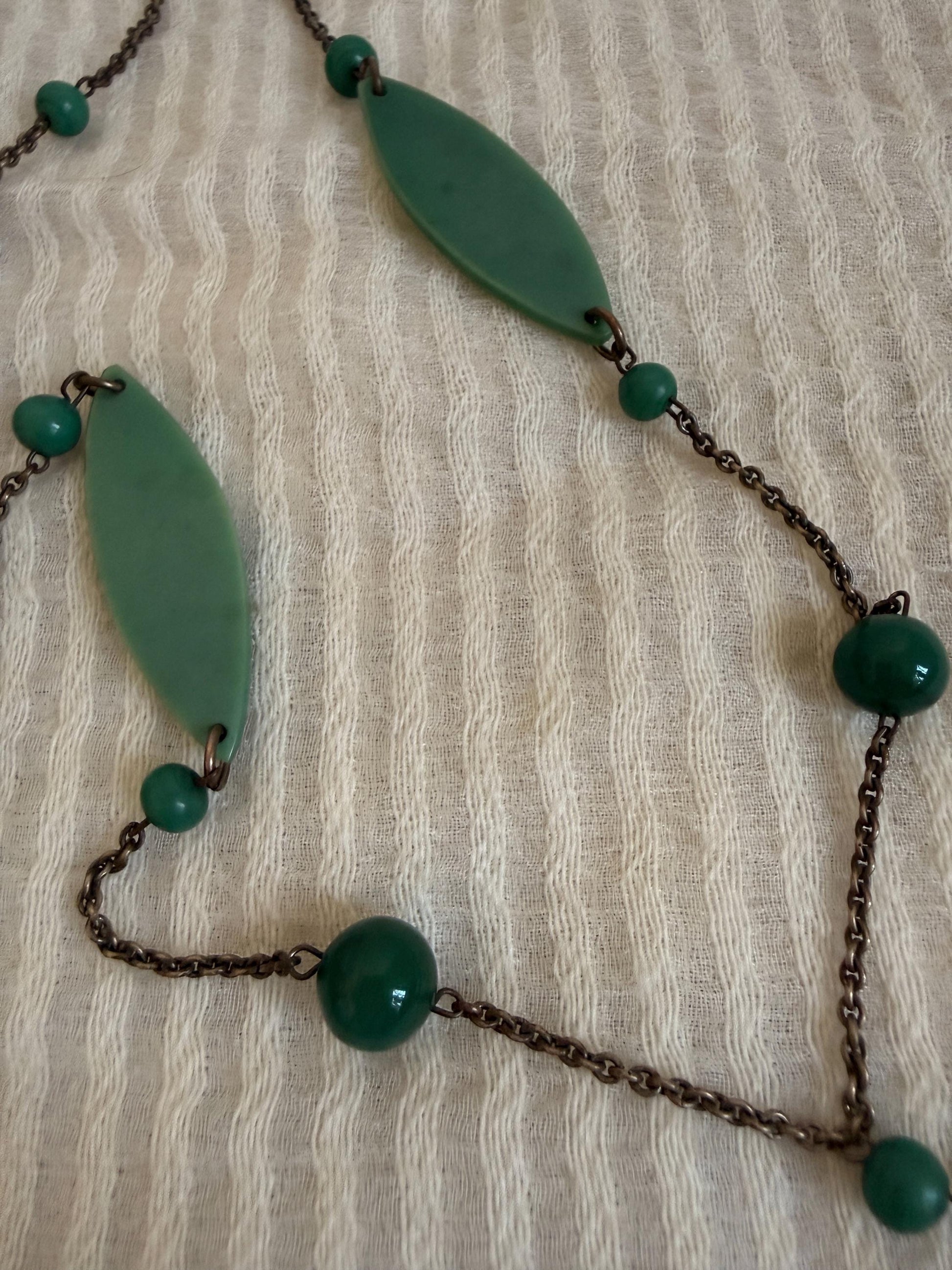 Vintage Art Deco Green Necklace, 1930s Early Plastic Sautoir, Geometric Flapper Jewellery, Long Green Beaded Necklace