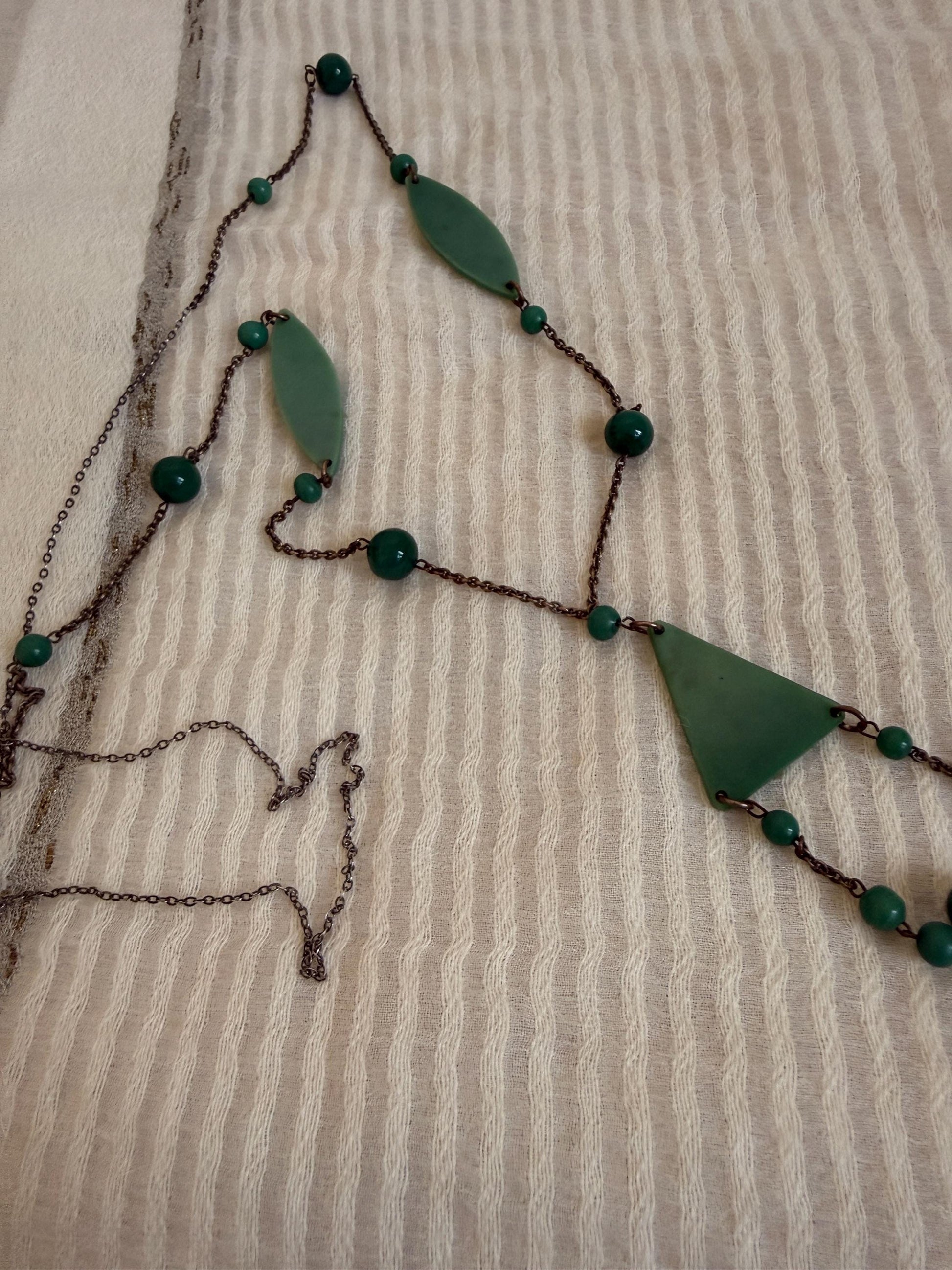 Vintage Art Deco Green Necklace, 1930s Early Plastic Sautoir, Geometric Flapper Jewellery, Long Green Beaded Necklace
