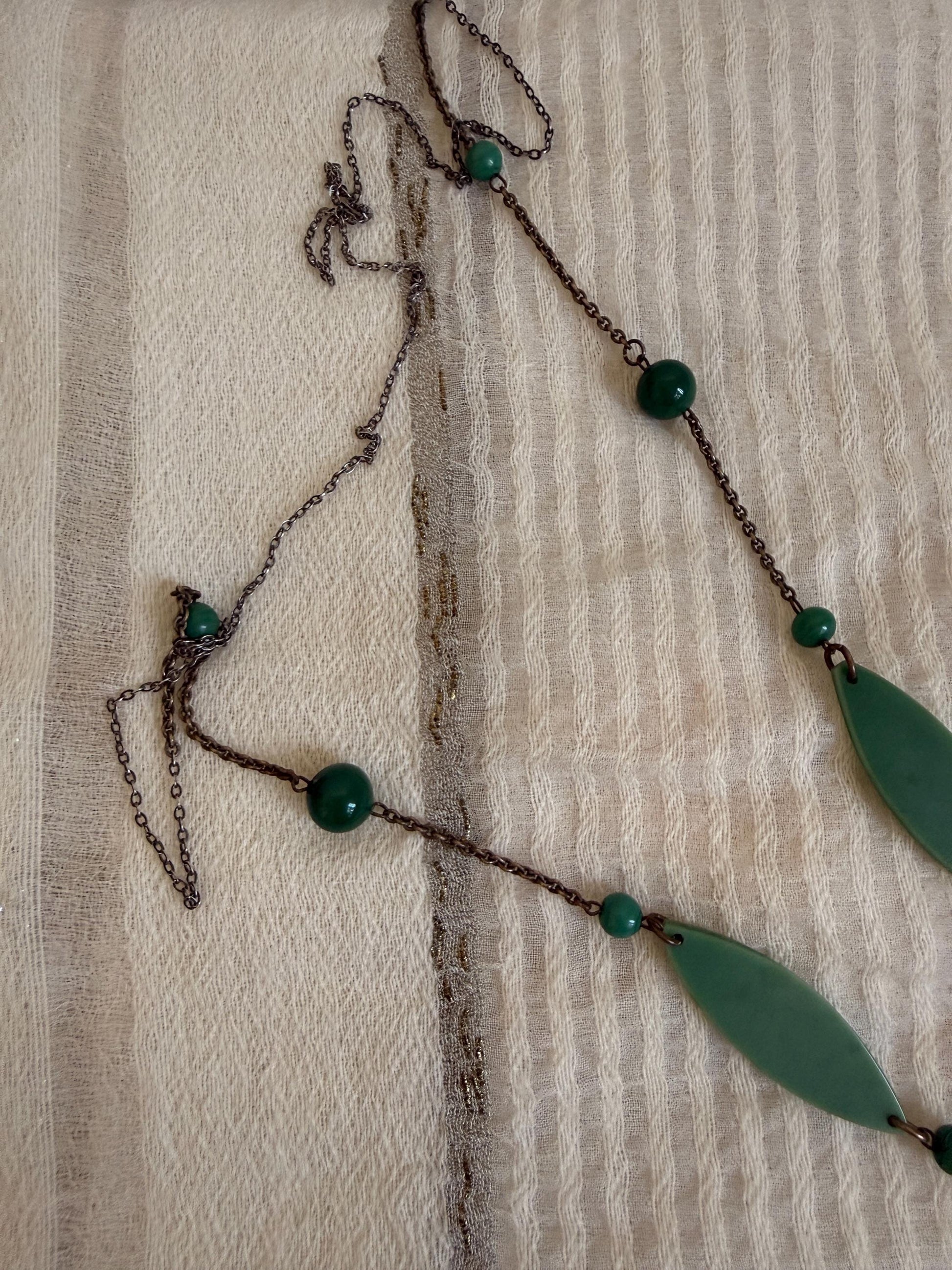 Vintage Art Deco Green Necklace, 1930s Early Plastic Sautoir, Geometric Flapper Jewellery, Long Green Beaded Necklace