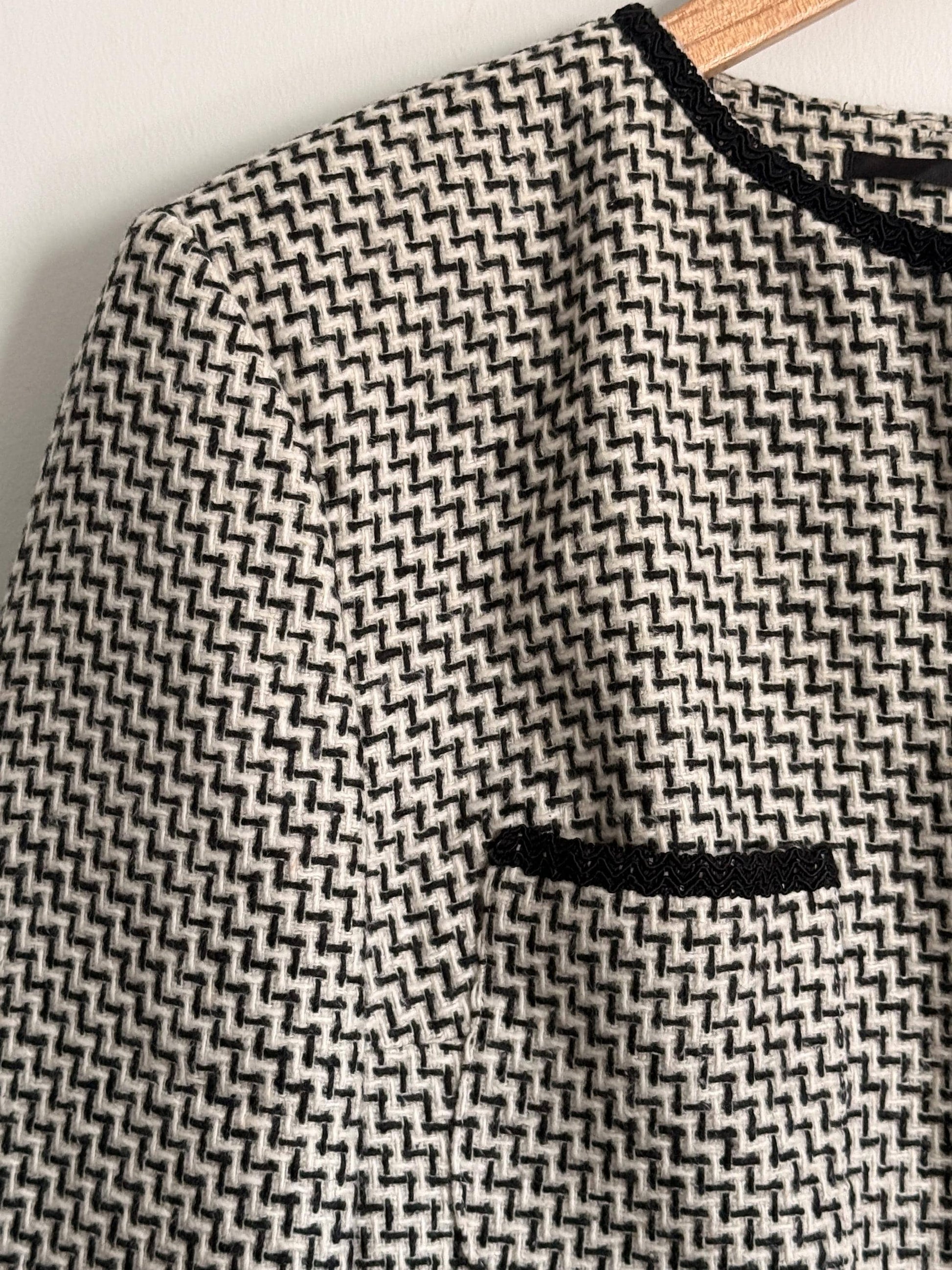 Vintage Black & White Tweed Jacket UK 12 | Houndstooth Style Cropped Jacket | Bouclé Jacket | Classic Parisian Blazer
