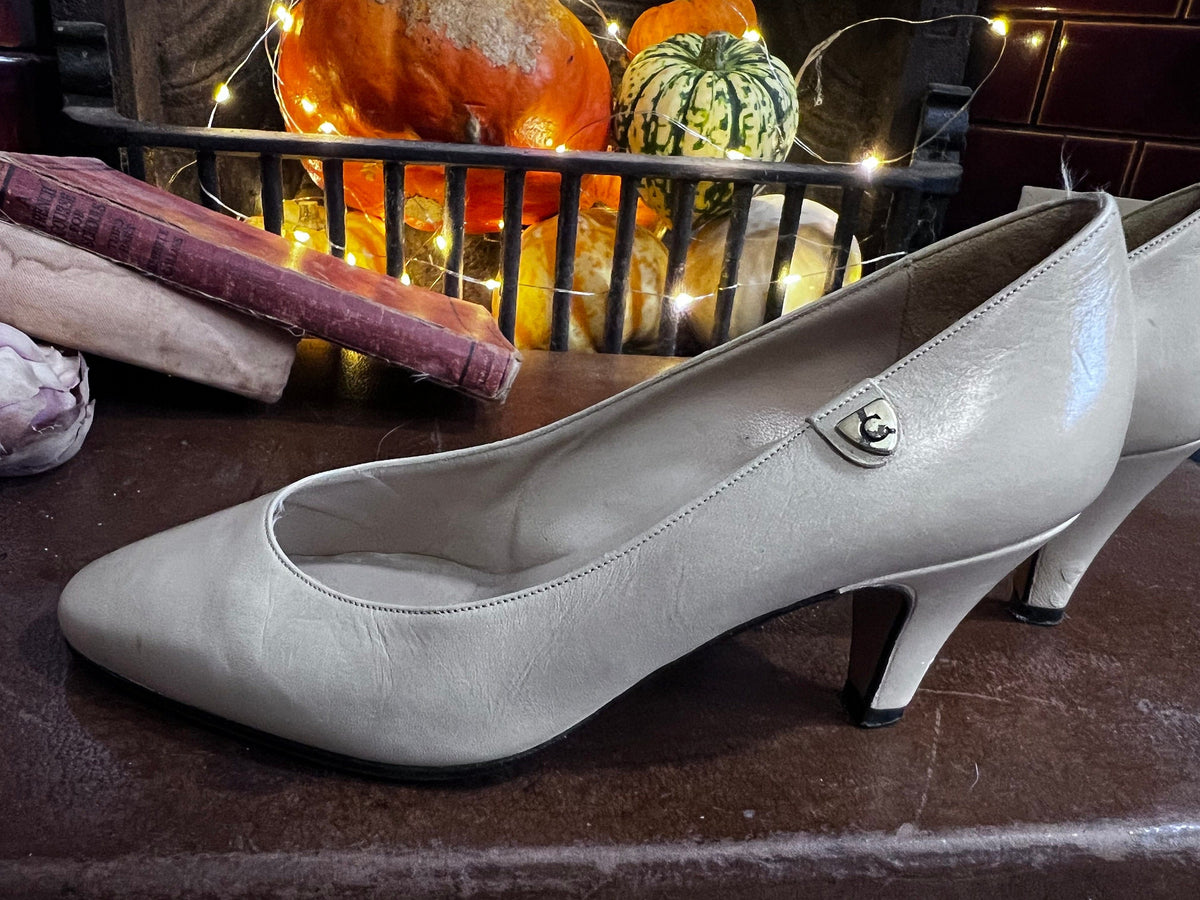 Vintage Shoes 50’s, Céline, Paris Vintage cream Shoes, pale cream, vintage leather UK1, Vintage Vintage Kids Shoes, 50s Céline Paris Shoes,