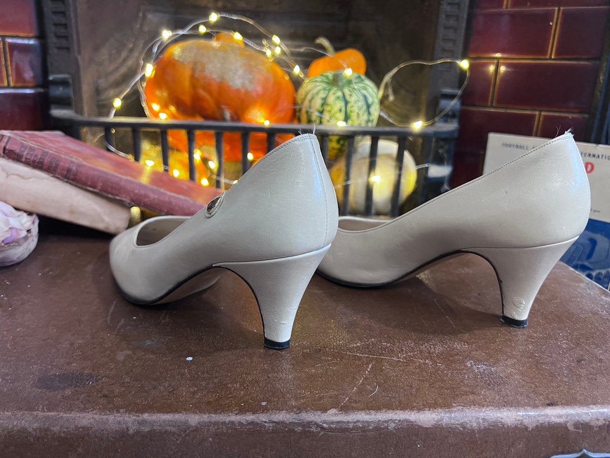 Vintage Shoes 50’s, Céline, Paris Vintage cream Shoes, pale cream, vintage leather UK1, Vintage Vintage Kids Shoes, 50s Céline Paris Shoes,