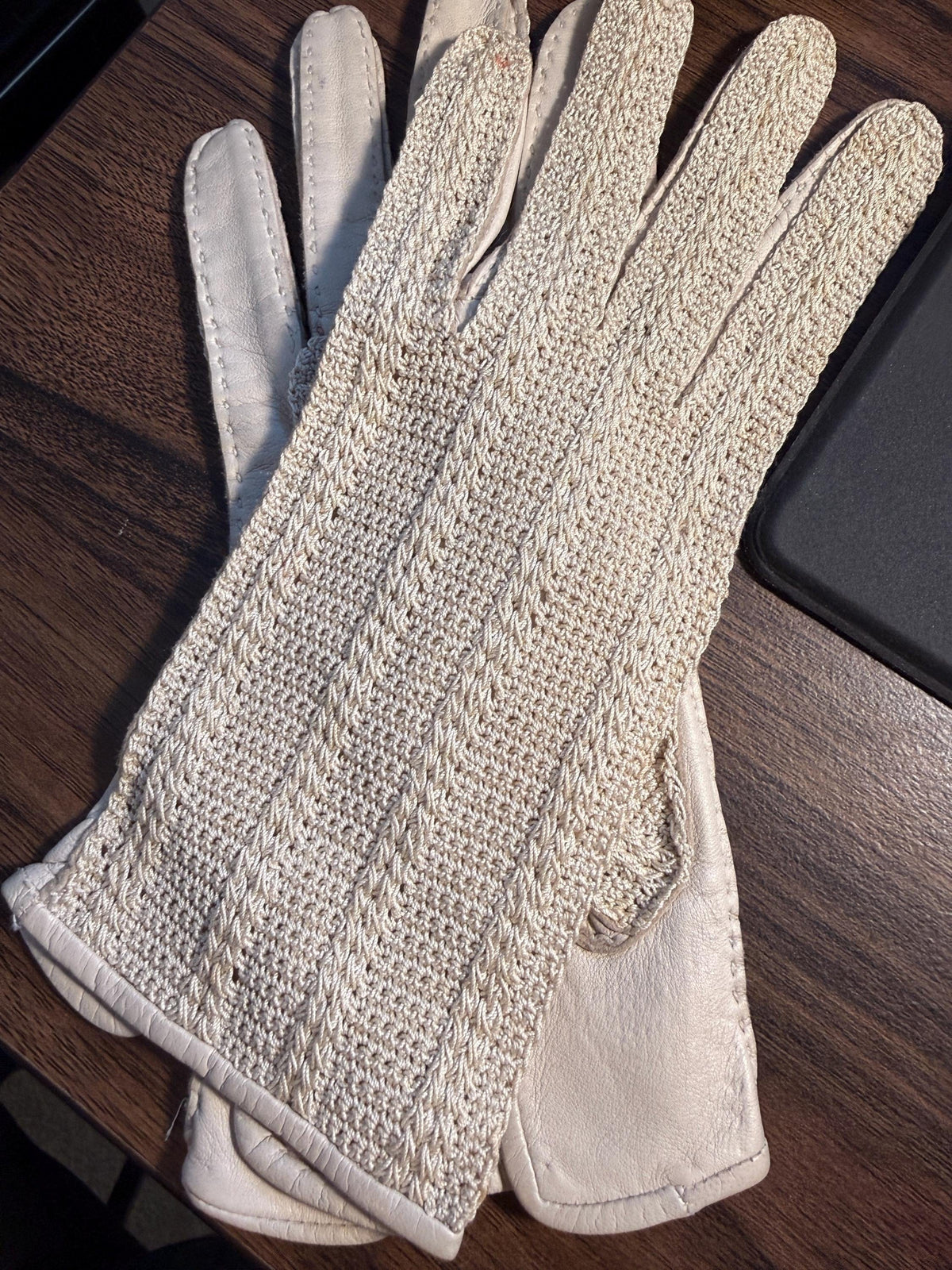 Vintage Cream Leather & Crochet Ladies Driving Gloves | 1950s Leather Gloves | Mid Century Summer Gloves | Classic Vintage Accessories