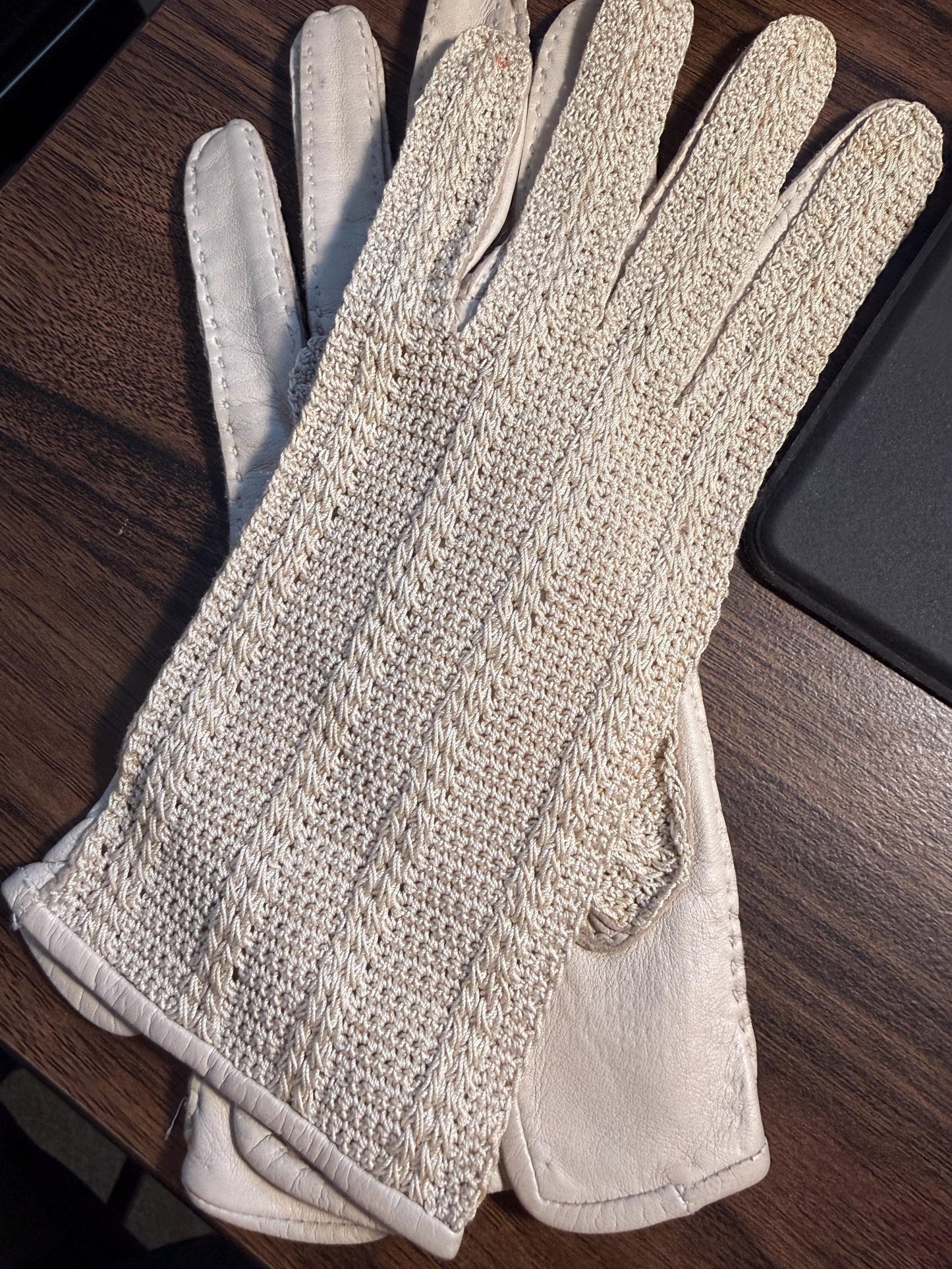 Vintage Cream Leather & Crochet Ladies Driving Gloves | 1950s Leather Gloves | Mid Century Summer Gloves | Classic Vintage Accessories