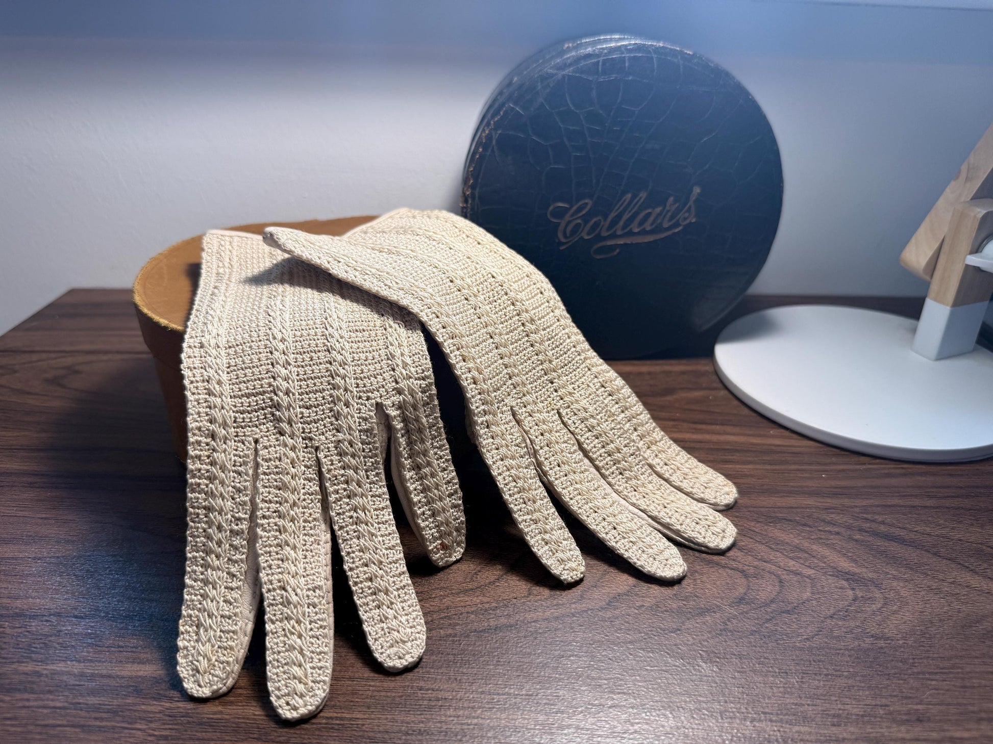 Vintage Cream Leather & Crochet Ladies Driving Gloves | 1950s Leather Gloves | Mid Century Summer Gloves | Classic Vintage Accessories
