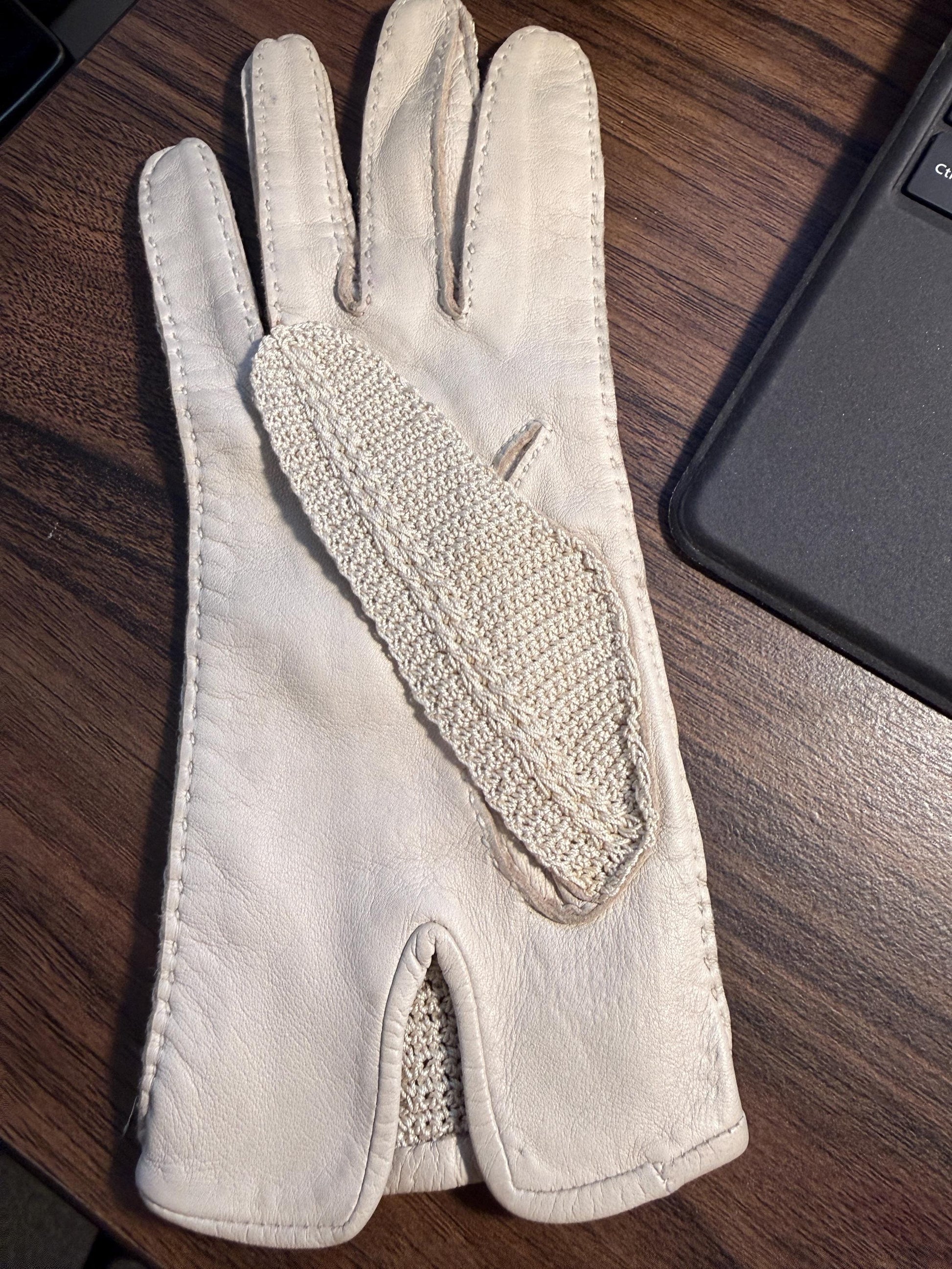 Vintage Cream Leather & Crochet Ladies Driving Gloves | 1950s Leather Gloves | Mid Century Summer Gloves | Classic Vintage Accessories