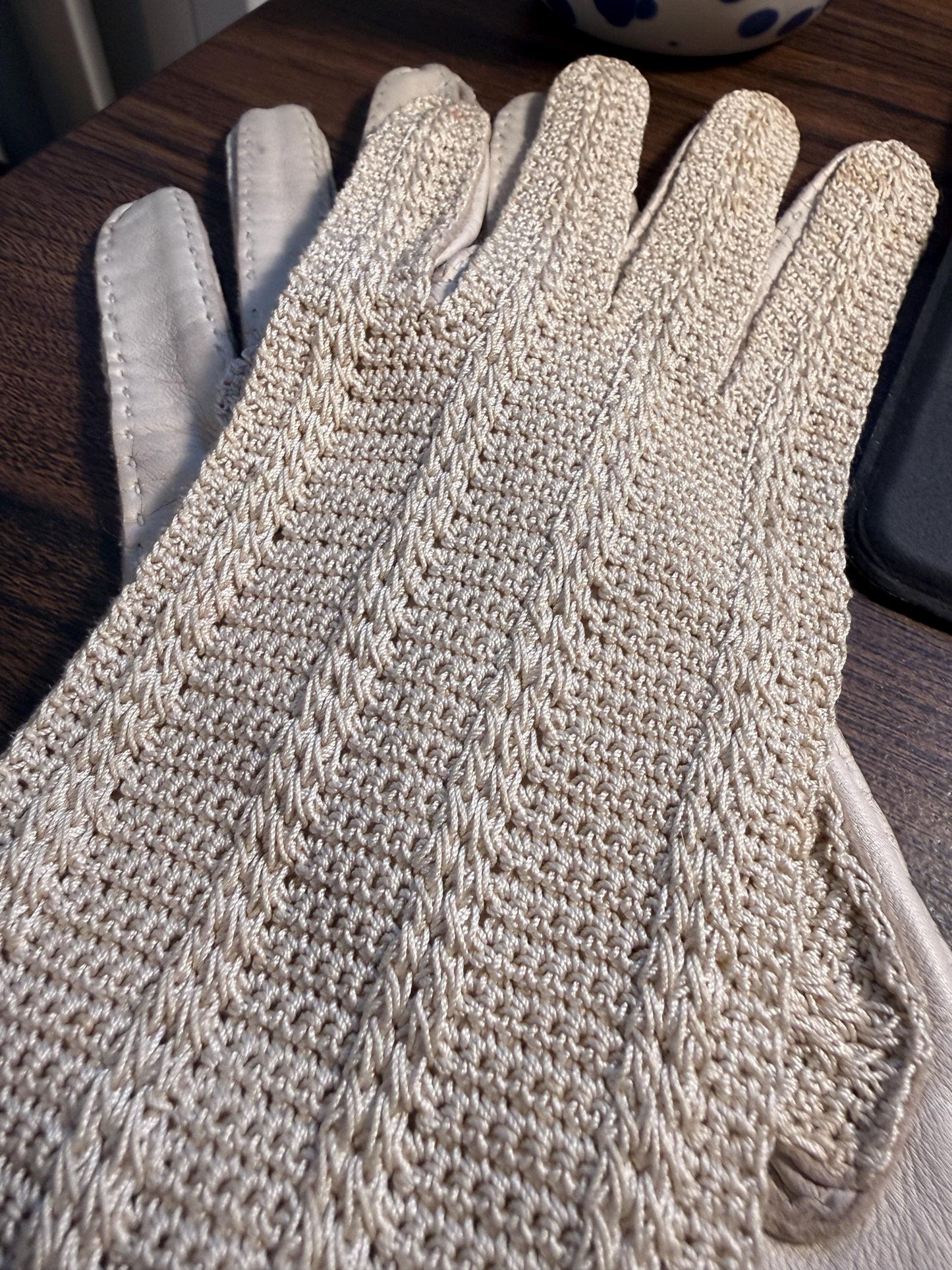 Vintage Cream Leather & Crochet Ladies Driving Gloves | 1950s Leather Gloves | Mid Century Summer Gloves | Classic Vintage Accessories